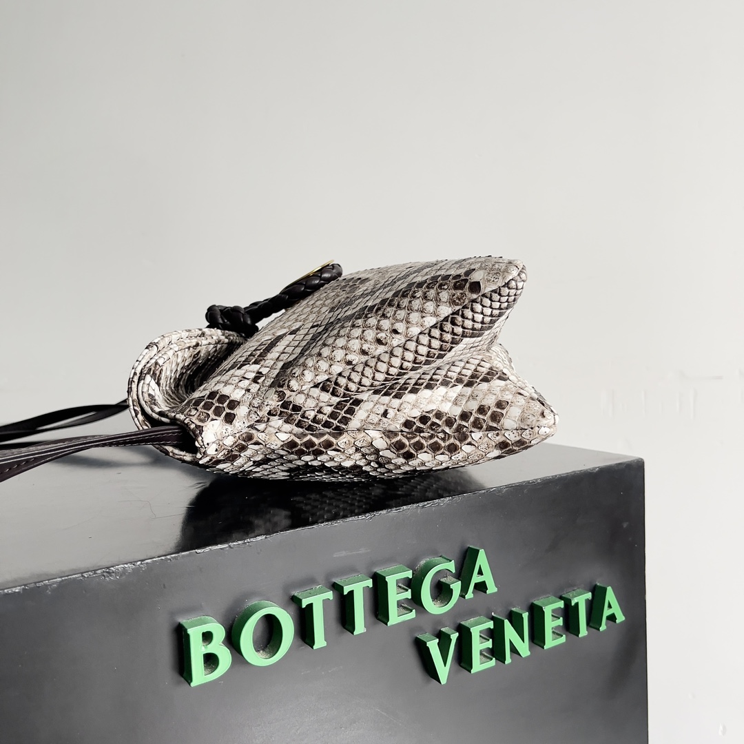 图片[2]-BOTTEGA VENETA 女士斜挎包 富贵版Liberta啦温柔而坚韧的针织之美与野性十足的蟒蛇皮🐍这是独属于追求野性美的成功女士的时髦每只蛇皮都是独一无二不可复制的实用主义的回归24年冬季多以斜挎大容量为主Liberta内里单层开口宽敞无拉链设计对应自身的名字蕴意自由而不被束缚“大单间”的好处就是在冬天衣物繁杂时方便找到物品可手拿可肩背适配各种场合需求
款号：27*16*6cm-高仿包包