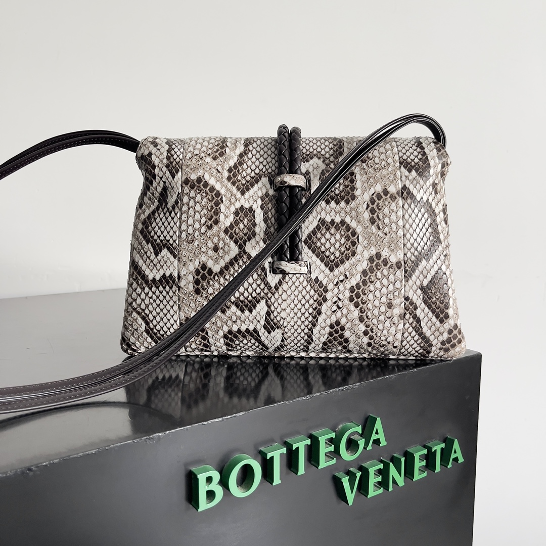 El bolso crossbody para mujer de BOTTEGA VENETA, el Liberta, es una belleza de punto suave y resistente con una piel de pitón salvaje 🐍 Esta es una moda que pertenece exclusivamente a la mujer de éxito que busca la belleza de lo salvaje Cada piel de serpiente es única e irreproducible Una vuelta al pragmatismo, el invierno del 24 se caracteriza por el crossbody de gran capacidad. El diseño sin cremallera hace honor a su nombre, que implica libertad y ausencia de ataduras. La ventaja del "gran compartimento único" es que facilita la búsqueda de objetos en invierno, cuando la ropa pesa, y puede llevarse en la mano o al hombro para adaptarse a todas las ocasiones.Modelo nº: 806034Tamaño: 30*20*8cm