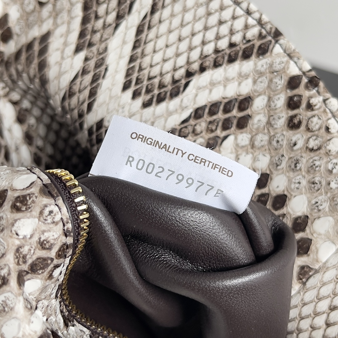 El bolso crossbody para mujer de BOTTEGA VENETA, el Liberta, es una belleza de punto suave y resistente con una piel de pitón salvaje 🐍 Esta es una moda que pertenece exclusivamente a la mujer de éxito que busca la belleza de lo salvaje Cada piel de serpiente es única e irreproducible Una vuelta al pragmatismo, el invierno del 24 se caracteriza por el crossbody de gran capacidad. El diseño sin cremallera hace honor a su nombre, que implica libertad y ausencia de ataduras. La ventaja del "gran compartimento único" es que facilita la búsqueda de objetos en invierno, cuando la ropa pesa, y puede llevarse en la mano o al hombro para adaptarse a todas las ocasiones.Modelo nº: 806034Tamaño: 30*20*8cm