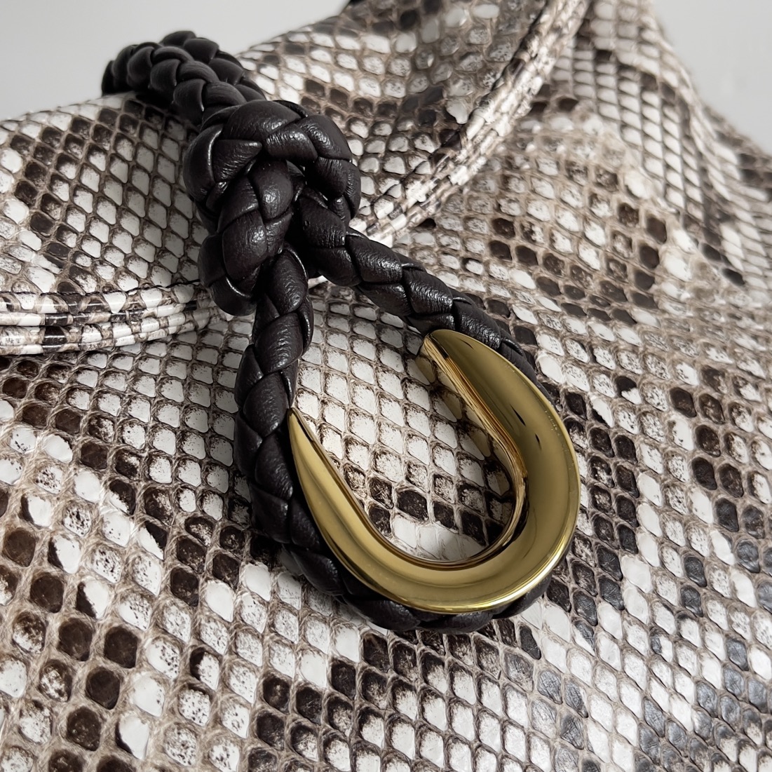 BOTTEGA VENETA sac à bandoulière femme, le Liberta, est un tricot doux et résistant avec une peau de python sauvage 🐍 C'est une mode qui appartient exclusivement à la femme réussie qui cherche à être sauvage et belle, et chaque peau de serpent est unique et non reproductible, un retour au pragmatisme, qui dans l'hiver '24 a été dominé par le crossbody avec une grande capacité, et le Liberta, qui a un seul compartiment avec une grande ouverture, correspond à son nom, ce qui signifie la liberté et l'absence de contraintes. Zipless design corresponds to its own name implies freedom and not be bound "large single room" is the advantage of the winter clothing is complicated easy to find the items can be hand-carried or shoulder to adapt to the needs of a variety of occasions Model : 27 * 16 * 6cm-high replica bags