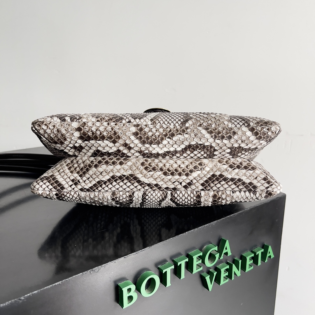 BOTTEGA VENETA sac à bandoulière femme, le Liberta, est un tricot doux et résistant avec une peau de python sauvage 🐍 C'est une mode qui appartient exclusivement à la femme réussie qui cherche à être sauvage et belle, et chaque peau de serpent est unique et non reproductible, un retour au pragmatisme, qui dans l'hiver '24 a été dominé par le crossbody avec une grande capacité, et le Liberta, qui a un seul compartiment avec une grande ouverture, correspond à son nom, ce qui signifie la liberté et l'absence de contraintes. Zipless design corresponds to its own name implies freedom and not be bound "large single room" is the advantage of the winter clothing is complicated easy to find the items can be hand-carried or shoulder to adapt to the needs of a variety of occasions Model : 27 * 16 * 6cm-high replica bags