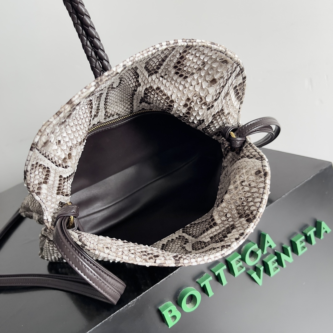 BOTTEGA VENETA sac à bandoulière femme, le Liberta, est un tricot doux et résistant avec une peau de python sauvage 🐍 C'est une mode qui appartient exclusivement à la femme réussie qui cherche à être sauvage et belle, et chaque peau de serpent est unique et non reproductible, un retour au pragmatisme, qui dans l'hiver '24 a été dominé par le crossbody avec une grande capacité, et le Liberta, qui a un seul compartiment avec une grande ouverture, correspond à son nom, ce qui signifie la liberté et l'absence de contraintes. Zipless design corresponds to its own name implies freedom and not be bound "large single room" is the advantage of the winter clothing is complicated easy to find the items can be hand-carried or shoulder to adapt to the needs of a variety of occasions Model : 27 * 16 * 6cm-high replica bags