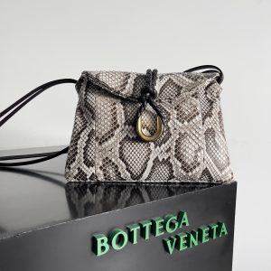 حقيبة كروس بودي للنساء من BOTTEGA VENETA، حقيبة ليبرتا النسائية هي حقيبة كروس بودي ناعمة وقوية محبوكة بجلد الثعبان البري 🐍هذه موضة تخص المرأة الناجحة حصرياً التي تبحث عن جمال البرية كل جلد ثعبان فريد من نوعه ولا يمكن استنساخه عودة إلى البراغماتية، يتميز شتاء 24 بحقيبة كروس بودي ذات سعة كبيرة. تصميم بدون سحاب يتوافق مع اسمها الذي يوحي بالحرية وعدم التقييد "غرفة مفردة كبيرة" هي فائدة الملابس الشتوية في فوضى الملابس الشتوية في فوضى الأغراض التي يسهل العثور عليها يمكن حملها باليد على الكتف للتكيف مع احتياجات مجموعة متنوعة من المناسباتالموديل ：27*16*6 سم