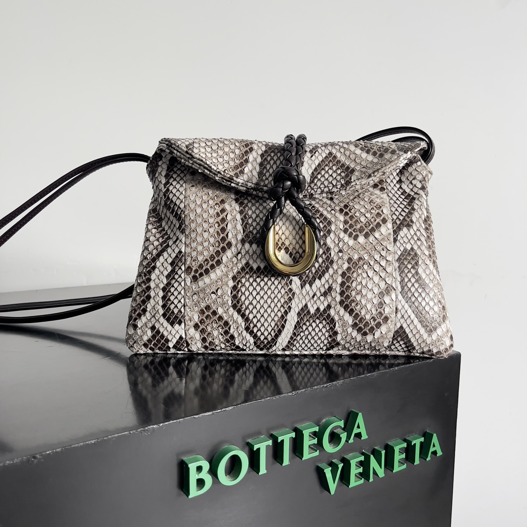 El bolso crossbody para mujer de BOTTEGA VENETA, el Liberta, es una belleza de punto suave y resistente con una piel de pitón salvaje 🐍 Esta es una moda que pertenece exclusivamente a la mujer de éxito que busca la belleza de lo salvaje Cada piel de serpiente es única e irreproducible Una vuelta al pragmatismo, el invierno del 24 se caracteriza por el crossbody de gran capacidad. El diseño sin cremallera hace honor a su nombre, que implica libertad y ausencia de ataduras. La ventaja del "gran compartimento único" es que facilita la búsqueda de objetos en invierno, cuando la ropa pesa, y puede llevarse en la mano o al hombro para adaptarse a todas las ocasiones.Modelo nº: 806034Tamaño: 30*20*8cm