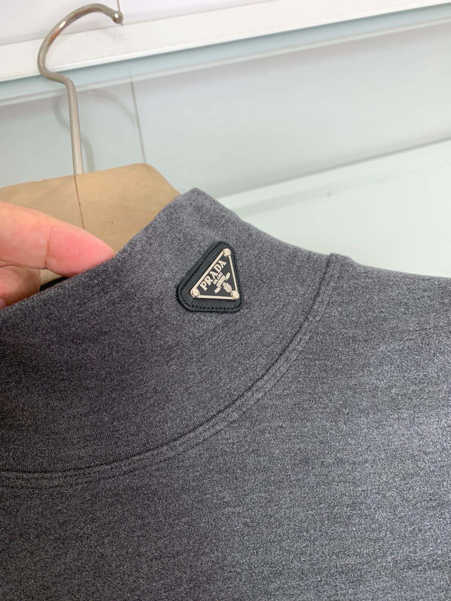 ¡P430 Anual de otoño e invierno explosión bebé toque de piel! ¡Aussie media camisa de cuello alto de fondo! ¡Un must-have para su guardarropa de otoño / invierno! ¡Escote clásico triangular placa de identificación logotipo de diseño de adorno es muy detallado sentido de las telas en la mano para saber superficie muy suave con una pelusa calmante en el cuerpo, la piel se siente muy bien! El tejido es elástico, cómodo y transpirable, adelgazar y adelgazar sin ser constrictiva. Buenas telas para hacer los modelos básicos de manga larga camiseta no es monótono llevar una moda esto no sólo se puede tomar la ropa interior única no se verá monótono 88287 color negro azul gris oscuro gris claro yardas M 3XL 1502001 probado en 172 148 desgaste L código (alta elasticidad)M código anchura de los hombros 41 pecho 94 longitud 65 longitud de la manga 57;código L anchura de hombros 42 pecho 98 longitud 66 longitud de mangas 58;Talla XL anchura de hombros 43 pecho 102 longitud 67 longitud de mangas 59;XXL anchura de hombros 44 pecho 106 longitud 68 longitud de mangas 60;talla 3XL anchura de hombros 46 pecho 110 longitud 69 longitud de mangas 61;