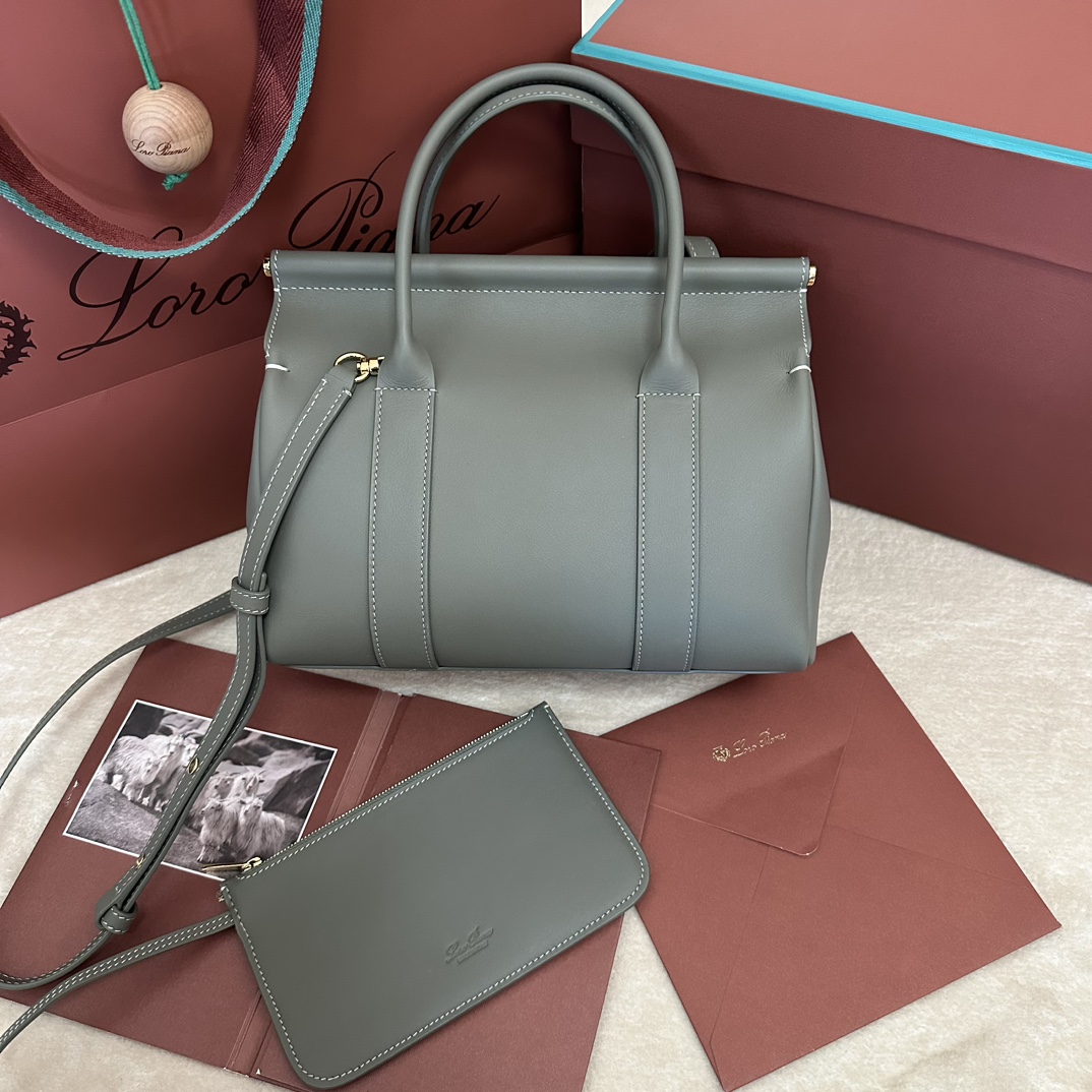 💰2240Loom L25 Small Tote Color: Verde BrilloEl bolso Loom rinde homenaje a la larga herencia textil de Loro piana, con una barra metálica bajo la solapa que recuerda el tejido cayendo suavemente del telar de un artesano, un elegante tributo a las célebres técnicas de tejido de la marca. Confeccionado en piel de vacuno ligera y de textura característica, el bolso lleva un delicado cierre de candado que puede abrirse para un look informal. Tamaño: 25✖️18✖️12.5CM-Altura de imitación de fábrica