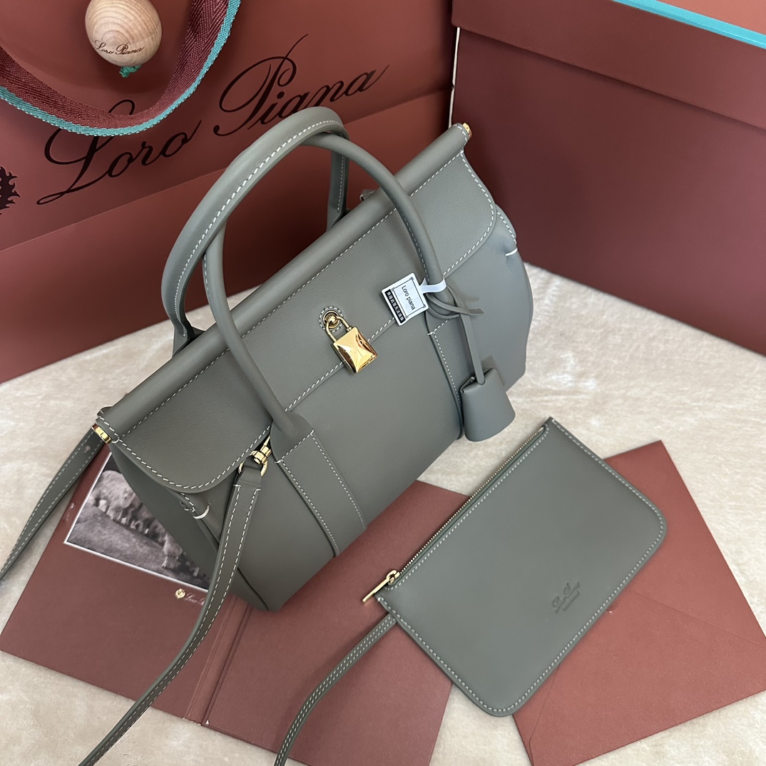 💰2240Loom L25 Small Tote Color: Verde BrilloEl bolso Loom rinde homenaje a la larga herencia textil de Loro piana, con una barra metálica bajo la solapa que recuerda el tejido cayendo suavemente del telar de un artesano, un elegante tributo a las célebres técnicas de tejido de la marca. Confeccionado en piel de vacuno ligera y de textura característica, el bolso lleva un delicado cierre de candado que puede abrirse para un look informal. Tamaño: 25✖️18✖️12.5CM-Altura de imitación de fábrica