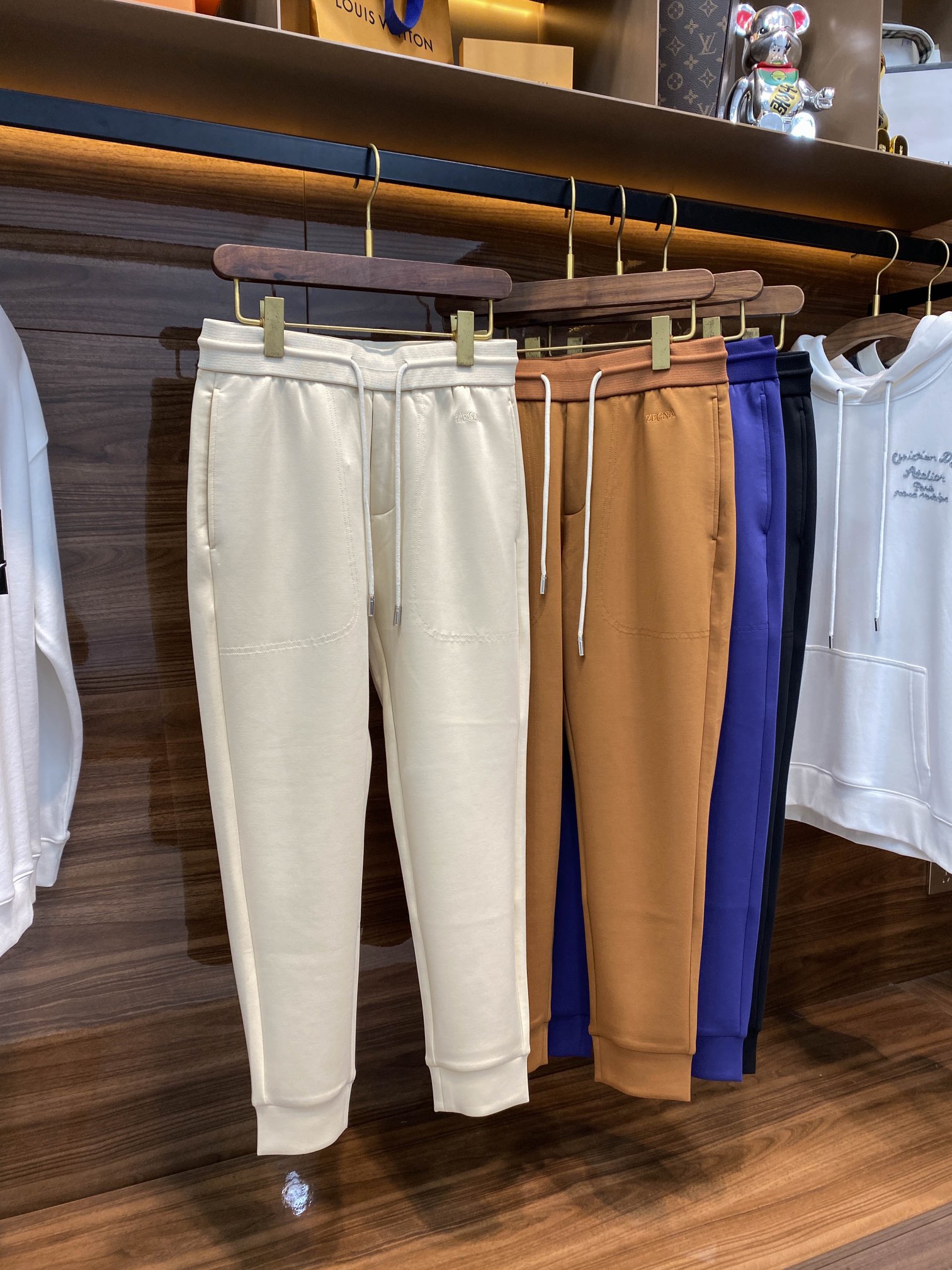 ¡p580 EZ24FW otoño e invierno nueva capa de aire pantalones de chándal de algodón con cordón de cordón de los hombres clásico logotipo bordado de moda deportiva y de ocio pantalones de nueve minutos! ¡Z nuevos pantalones de chándal recomendados tanto de la tela, el diseño y la forma de sastrería son un excelente rendimiento es un artículo de moda muy recomendable! ¡Los pantalones de chándal están hechos de algodón de capa de aire personalizado, un tejido que se siente sedoso y agradable a la piel y proporciona una excelente experiencia de uso! El tejido es resistente a las arrugas y tiene una gran caída, por lo que el pantalón no se deforma con el uso y se mantiene recto. El clásico logotipo bordado en el panel delantero es un toque sencillo pero de gran clase que resalta las características de la marca. El diseño de cintura elástica con cordón de alta elasticidad puede ajustarse libremente según la elasticidad individual de la cintura para satisfacer las necesidades de los diferentes tipos de cuerpo. El diseño de la pernera con cordón no sólo es moderno, sino también eficaz para evitar la entrada del viento frío y mejorar el rendimiento térmico. Los pantalones clásicos están perfectamente adaptados para adelgazar y alargar las piernas, haciendo que el usuario sea más delgado y más alto. Disponible en negro/azul/camel/caqui. Talla: 48-5648 metros: cintura 70/76cm - cadera 102cm - delantero 29cm - muslo 60cm - largo pantalón 94cm - pierna 26cm50 metros: cintura 74/80cm - cadera 106cm - delantero 29cm - muslo 62cm - largo pantalón 95cm - pierna 27cm52 metros: cintura 78/84cm - cadera 110cm - delantero 30cm - muslo 30cm - largo pantalón 95cm - pierna 27cm Delantero 30cm - muslos 64cm - largo pantalón 96cm - pierna pantalón 28cm54 metros: cintura 82/88cm - cadera 114cm - delantero 30cm - muslos 66cm - largo pantalón 97cm - pierna pantalón 29cm56 metros: cintura 86/92cm - cadera 118cm - delantero 30cm - muslos 68cm - largo pantalón 98cm - pierna pantalón 30cm talla Recomendado (ajuste estándar): altura 174-140kg ¡pruébese 50 yardas adecuado! ¡Chicos que pesan 130 libras o menos elegir 48 yardas 130-142 libras elegir 50 yardas 142-155 libras elegir 52 yardas 155-168 libras elegir 54 yardas 168-183 libras elegir 56 yardas! -Fábrica de alta costura