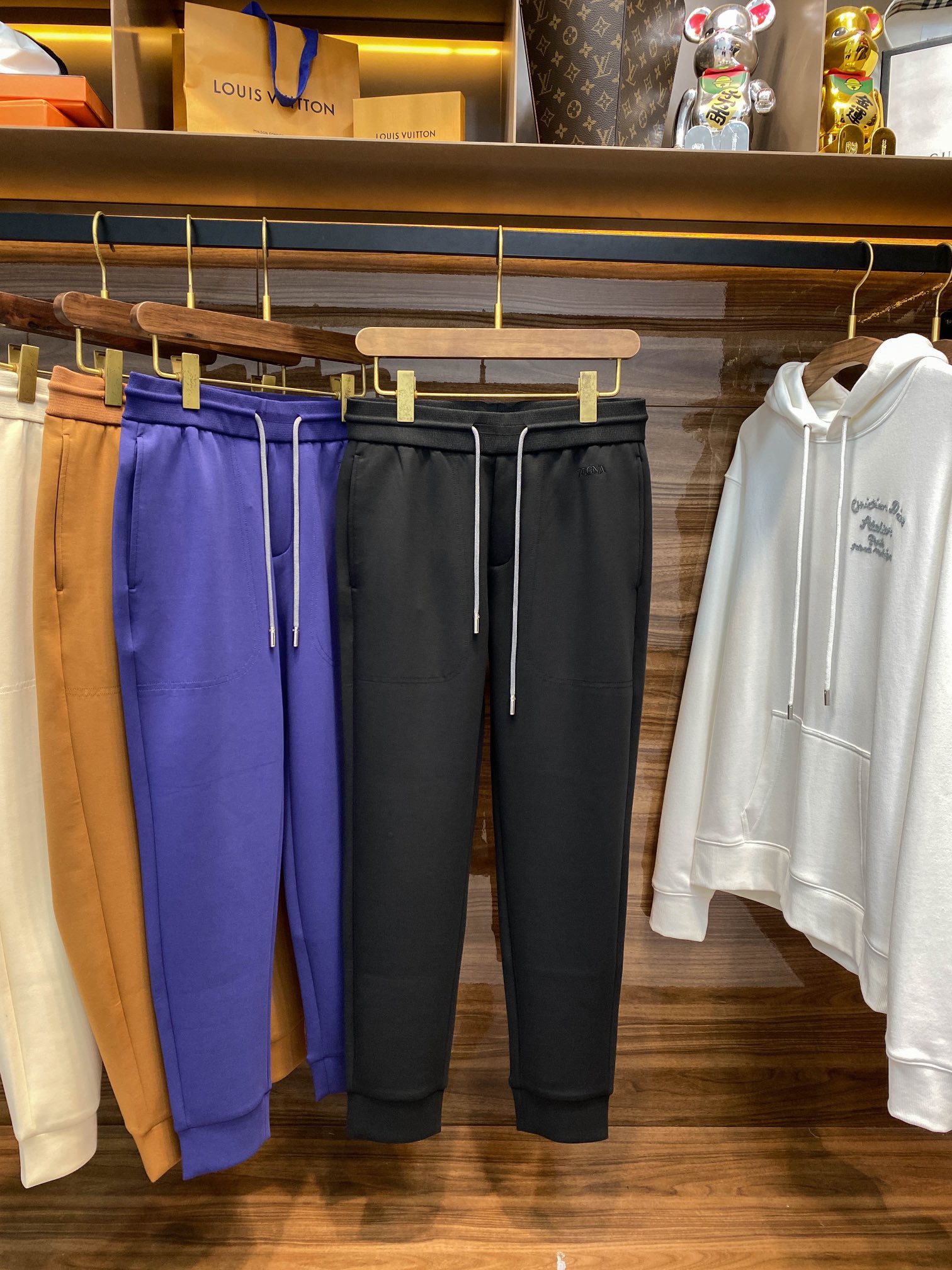 p580 EZ24FW fall and winter new air layer cotton drawstring drawstring sweatpants men's classic embroidered logo fashion sports and leisure pants nine pants! Trade company channel diluted out ahead of the official website on sale! Z family new sweatpants recommended both from the fabric, design and version of the cut are excellent performance is a very recommendable fashion items!The sweatpants are made of customized air-layer cotton fabric, which is silky and skin-friendly to bring a great wearing experience! The fabric is wrinkle-resistant and drapey, which makes the pants not easy to deform during wear and maintains a straight shape! Classic brand embroidery Logo embellishment on the front of the simple but no loss of high-level sense of highlighting the characteristics of the brand! High elasticity drawstring elastic waist design can be freely adjusted according to the individual waist elasticity to meet the needs of different body wear! The drawstring leg design is not only fashionable but also effective in preventing cold wind from intruding to enhance the warmth performance! The classic sweat pants are perfectly tailored to slim and elongate the legs, making the wearer slimmer and taller! Black/Blue/Camel/Khaki colors! Size: 48-5648 yards: waist 70/76cm - hip 102cm - front 29cm - thigh 60cm - pants length 94cm - leg 26cm50 yards: waist 74/80cm - hip 106cm - front 29cm - thigh 62cm - pants length 95cm - leg 27cmSize 52: Waist 78/84cm-Hips 110cm-Front 30cm-Thighs 64cm-Length 96cm-Legs 28cmSize 54: Waist 82/88cm-Hips 114cm-Front 30cm-Thighs 66cm-Pants length 97cm-Pants leg 29cmSize 56: waist 86/92cm-hip 118cm-front 30cm-thigh 68cm-pant length 98cm-leg 30cmSize recommendation (standard fit)Height 174-140 pounds try on 50 yards suitable!Boys weighing 130 pounds or less choose 48 yards 130-142 pounds choose 50 yards 142-155 pounds choose 52 yards 155-168 pounds choose 54 yards 168-183 pounds choose 56 yards!