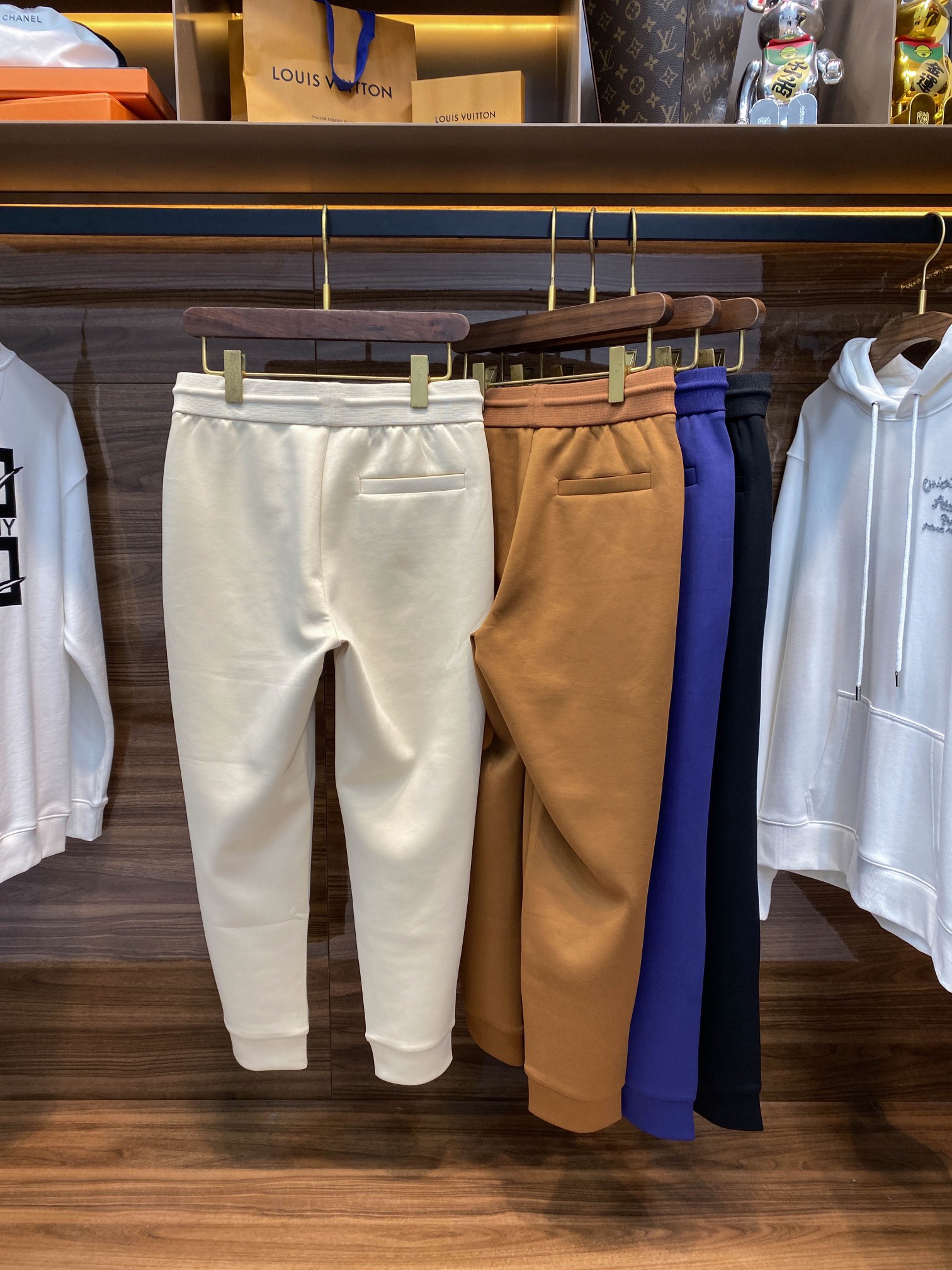 ¡p580 EZ24FW otoño e invierno nueva capa de aire pantalones de chándal de algodón con cordón de cordón de los hombres clásico logotipo bordado de moda deportiva y de ocio pantalones de nueve minutos! ¡Z nuevos pantalones de chándal recomendados tanto de la tela, el diseño y la forma de sastrería son un excelente rendimiento es un artículo de moda muy recomendable! ¡Los pantalones de chándal están hechos de algodón de capa de aire personalizado, un tejido que se siente sedoso y agradable a la piel y proporciona una excelente experiencia de uso! El tejido es resistente a las arrugas y tiene una gran caída, por lo que el pantalón no se deforma con el uso y se mantiene recto. El clásico logotipo bordado en el panel delantero es un toque sencillo pero de gran clase que resalta las características de la marca. El diseño de cintura elástica con cordón de alta elasticidad puede ajustarse libremente según la elasticidad individual de la cintura para satisfacer las necesidades de los diferentes tipos de cuerpo. El diseño de la pernera con cordón no sólo es moderno, sino también eficaz para evitar la entrada del viento frío y mejorar el rendimiento térmico. Los pantalones clásicos están perfectamente adaptados para adelgazar y alargar las piernas, haciendo que el usuario sea más delgado y más alto. Disponible en negro/azul/camel/caqui. Talla: 48-5648 metros: cintura 70/76cm - cadera 102cm - delantero 29cm - muslo 60cm - largo pantalón 94cm - pierna 26cm50 metros: cintura 74/80cm - cadera 106cm - delantero 29cm - muslo 62cm - largo pantalón 95cm - pierna 27cm52 metros: cintura 78/84cm - cadera 110cm - delantero 30cm - muslo 30cm - largo pantalón 95cm - pierna 27cm Delantero 30cm - muslos 64cm - largo pantalón 96cm - pierna pantalón 28cm54 metros: cintura 82/88cm - cadera 114cm - delantero 30cm - muslos 66cm - largo pantalón 97cm - pierna pantalón 29cm56 metros: cintura 86/92cm - cadera 118cm - delantero 30cm - muslos 68cm - largo pantalón 98cm - pierna pantalón 30cm talla Recomendado (ajuste estándar): altura 174-140kg ¡pruébese 50 yardas adecuado! ¡Chicos que pesan 130 libras o menos elegir 48 yardas 130-142 libras elegir 50 yardas 142-155 libras elegir 52 yardas 155-168 libras elegir 54 yardas 168-183 libras elegir 56 yardas! -Fábrica de alta costura