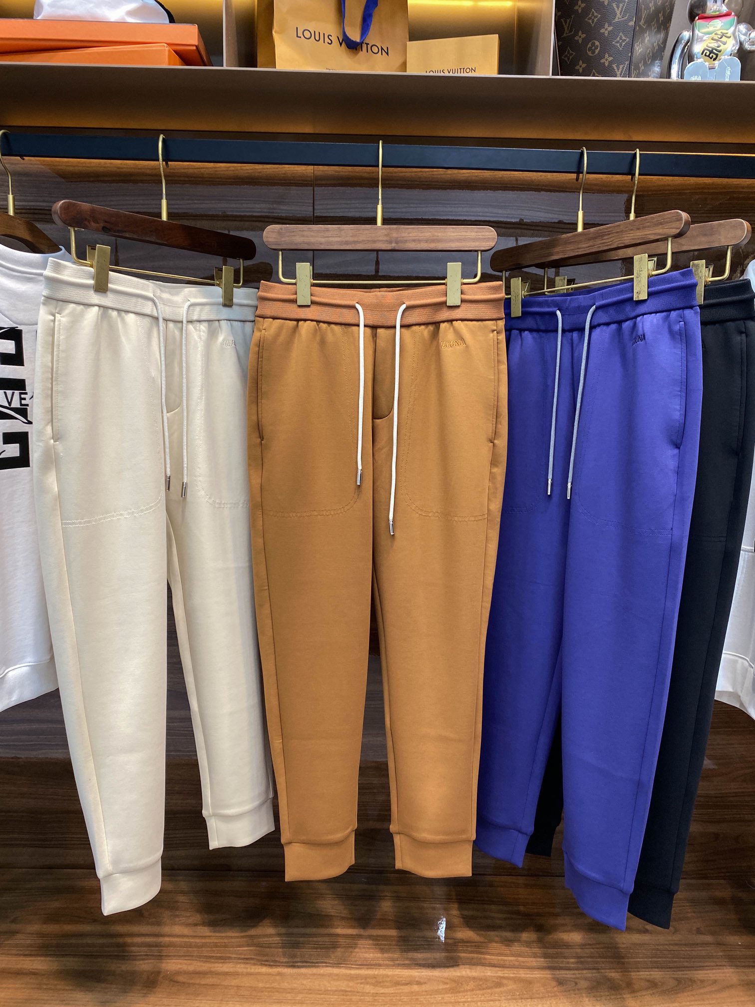 ¡p580 EZ24FW otoño e invierno nueva capa de aire pantalones de chándal de algodón con cordón de cordón de los hombres clásico logotipo bordado de moda deportiva y de ocio pantalones de nueve minutos! ¡Z nuevos pantalones de chándal recomendados tanto de la tela, el diseño y la forma de sastrería son un excelente rendimiento es un artículo de moda muy recomendable! ¡Los pantalones de chándal están hechos de algodón de capa de aire personalizado, un tejido que se siente sedoso y agradable a la piel y proporciona una excelente experiencia de uso! El tejido es resistente a las arrugas y tiene una gran caída, por lo que el pantalón no se deforma con el uso y se mantiene recto. El clásico logotipo bordado en el panel delantero es un toque sencillo pero de gran clase que resalta las características de la marca. El diseño de cintura elástica con cordón de alta elasticidad puede ajustarse libremente según la elasticidad individual de la cintura para satisfacer las necesidades de los diferentes tipos de cuerpo. El diseño de la pernera con cordón no sólo es moderno, sino también eficaz para evitar la entrada del viento frío y mejorar el rendimiento térmico. Los pantalones clásicos están perfectamente adaptados para adelgazar y alargar las piernas, haciendo que el usuario sea más delgado y más alto. Disponible en negro/azul/camel/caqui. Talla: 48-5648 metros: cintura 70/76cm - cadera 102cm - delantero 29cm - muslo 60cm - largo pantalón 94cm - pierna 26cm50 metros: cintura 74/80cm - cadera 106cm - delantero 29cm - muslo 62cm - largo pantalón 95cm - pierna 27cm52 metros: cintura 78/84cm - cadera 110cm - delantero 30cm - muslo 30cm - largo pantalón 95cm - pierna 27cm Delantero 30cm - muslos 64cm - largo pantalón 96cm - pierna pantalón 28cm54 metros: cintura 82/88cm - cadera 114cm - delantero 30cm - muslos 66cm - largo pantalón 97cm - pierna pantalón 29cm56 metros: cintura 86/92cm - cadera 118cm - delantero 30cm - muslos 68cm - largo pantalón 98cm - pierna pantalón 30cm talla Recomendado (ajuste estándar): altura 174-140kg ¡pruébese 50 yardas adecuado! ¡Chicos que pesan 130 libras o menos elegir 48 yardas 130-142 libras elegir 50 yardas 142-155 libras elegir 52 yardas 155-168 libras elegir 54 yardas 168-183 libras elegir 56 yardas! -Fábrica de alta costura