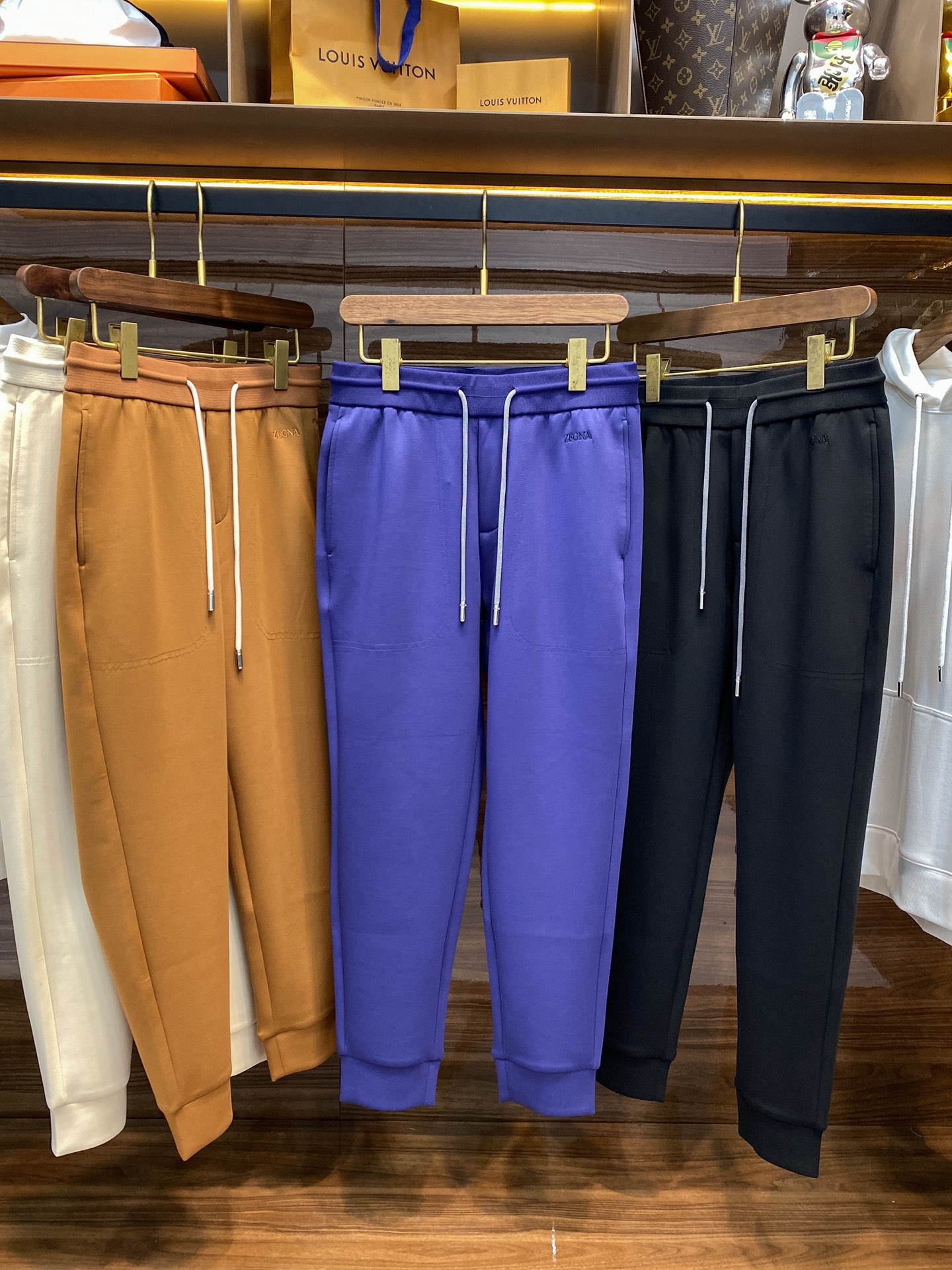 ¡p580 EZ24FW otoño e invierno nueva capa de aire pantalones de chándal de algodón con cordón de cordón de los hombres clásico logotipo bordado de moda deportiva y de ocio pantalones de nueve minutos! ¡Z nuevos pantalones de chándal recomendados tanto de la tela, el diseño y la forma de sastrería son un excelente rendimiento es un artículo de moda muy recomendable! ¡Los pantalones de chándal están hechos de algodón de capa de aire personalizado, un tejido que se siente sedoso y agradable a la piel y proporciona una excelente experiencia de uso! El tejido es resistente a las arrugas y tiene una gran caída, por lo que el pantalón no se deforma con el uso y se mantiene recto. El clásico logotipo bordado en el panel delantero es un toque sencillo pero de gran clase que resalta las características de la marca. El diseño de cintura elástica con cordón de alta elasticidad puede ajustarse libremente según la elasticidad individual de la cintura para satisfacer las necesidades de los diferentes tipos de cuerpo. El diseño de la pernera con cordón no sólo es moderno, sino también eficaz para evitar la entrada del viento frío y mejorar el rendimiento térmico. Los pantalones clásicos están perfectamente adaptados para adelgazar y alargar las piernas, haciendo que el usuario sea más delgado y más alto. Disponible en negro/azul/camel/caqui. Talla: 48-5648 metros: cintura 70/76cm - cadera 102cm - delantero 29cm - muslo 60cm - largo pantalón 94cm - pierna 26cm50 metros: cintura 74/80cm - cadera 106cm - delantero 29cm - muslo 62cm - largo pantalón 95cm - pierna 27cm52 metros: cintura 78/84cm - cadera 110cm - delantero 30cm - muslo 30cm - largo pantalón 95cm - pierna 27cm Delantero 30cm - muslos 64cm - largo pantalón 96cm - pierna pantalón 28cm54 metros: cintura 82/88cm - cadera 114cm - delantero 30cm - muslos 66cm - largo pantalón 97cm - pierna pantalón 29cm56 metros: cintura 86/92cm - cadera 118cm - delantero 30cm - muslos 68cm - largo pantalón 98cm - pierna pantalón 30cm talla Recomendado (ajuste estándar): altura 174-140kg ¡pruébese 50 yardas adecuado! ¡Chicos que pesan 130 libras o menos elegir 48 yardas 130-142 libras elegir 50 yardas 142-155 libras elegir 52 yardas 155-168 libras elegir 54 yardas 168-183 libras elegir 56 yardas! -Fábrica de alta costura