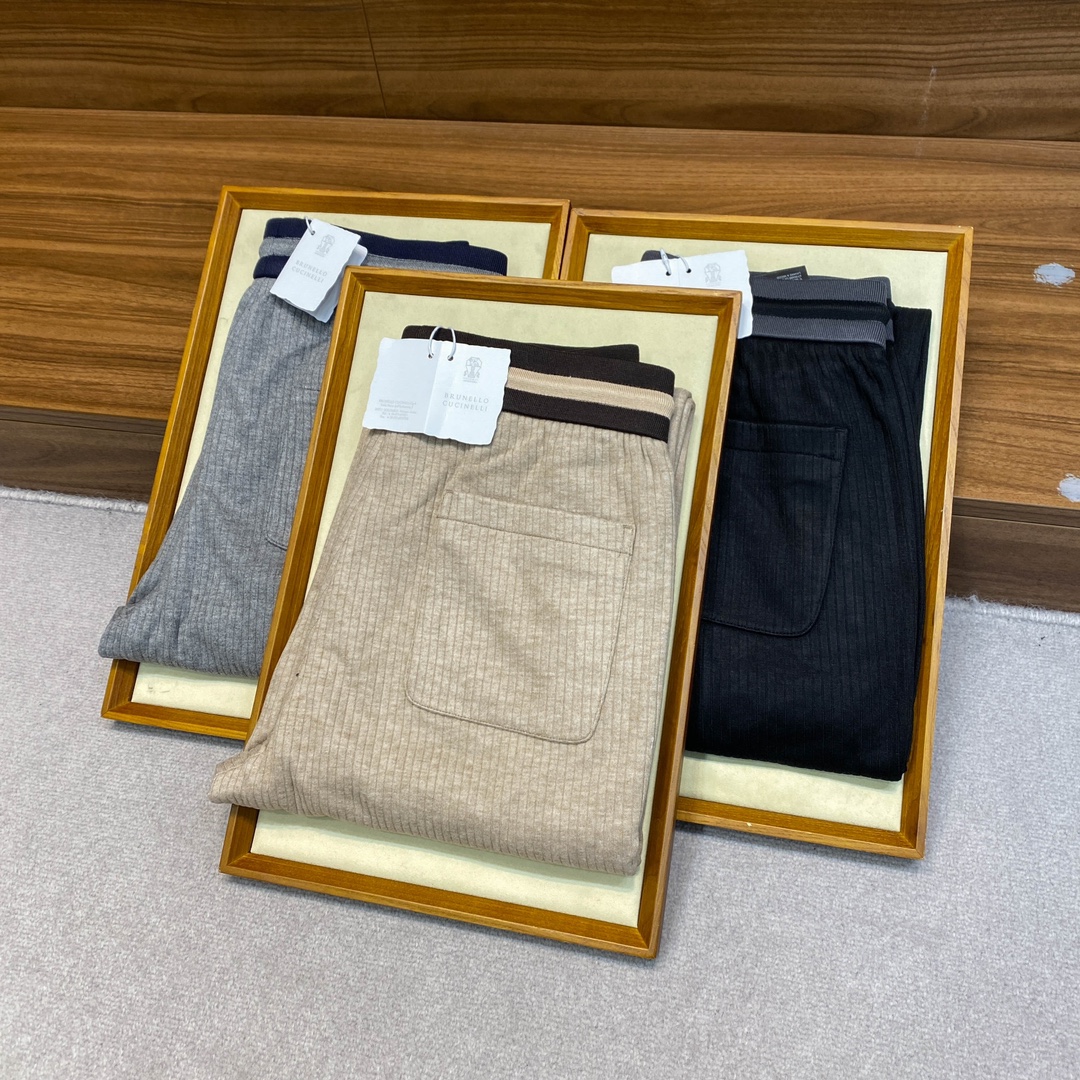 p560-BC24FW automne et hiver nouveau haut rayé tissu cordon de serrage pantalon décontracté hommes classique broderie badge pantalon décontracté droit lâche ! Le nouveau pantalon à rayures de BC est un article tendance qui allie mode et confort. Il répondra non seulement à votre recherche de confort, mais montrera également votre personnalité et vos goûts ! Ce pantalon est fabriqué à partir d'un tissu rayé en coton mélangé personnalisé, d'une douceur et d'un soyeux inégalés, qui s'adapte comme une seconde peau pour un confort inégalé ! Sur le devant, un emblème classique brodé est clairement visible, ce qui lui confère une touche haut de gamme ! Cette broderie témoigne non seulement de la qualité de fabrication, mais aussi du style unique de la marque, ce qui la rend inoubliable au premier coup d'œil ! La ceinture élastique réglable à cordon de serrage ajoute une touche de dynamisme au pantalon avec ses couleurs et textures contrastées, et le créateur a astucieusement utilisé un patchwork côtelé coloré ! Ce design ne se contente pas d'améliorer l'effet visuel global, il met également en valeur la personnalité et les goûts de celui qui le porte ! La coupe droite et décontractée présente une silhouette lisse et ajustée ! Il combine parfaitement le confort des vêtements de sport et le sens de la mode, mettant en valeur le style exemplaire des vêtements de sport, qu'il s'agisse d'un voyage quotidien ou d'une séance de sport, il peut facilement devenir le centre d'intérêt des rues et des allées ! Disponible en noir/gris/beige ! Taille : M-3XLM taille : 72/78cm - hanche 100cm - devant 30cm - cuisse 60cm - longueur du pantalon 99cm - jambe 38cmmL taille : 76/82cm - hanche 104cm - devant 31cm - cuisse 61cm - longueur du pantalon 100cm - jambe 39cmXL taille : 80/86cm - hanche 108cm - devant 31cm - cuisse 31cm - longueur du pantalon 100cm - jambe 39cmXL taille : 80/86cm - hanche 108cm - cuisse 31cm - cuisse 31cm - jambe 39cm Devant 31cm - cuisses 62cm - longueur pantalon 101cm - jambe 40cm Code XXL : taille 84/90cm - hanches 112cm - devant 32cm - cuisses 64cm - longueur pantalon 102cm - jambe 41cm Code 3XL : taille 88/94cm - hanches 116cm - devant 32cm - cuisses 66cm - pantalon 103cm - jambe 42cm 42cm recommandation de taille (version standard) : taille 174-140kg essayez 50 yards convenable ! Les garçons pesant 130 livres ou moins choisissent 48 yards 130-142 livres choisissent 50 yards 142-155 livres choisissent 52 yards 155-168 livres choisissent 54 yards 168-183 livres choisissent 56 yards ! -Haute réplique des sacs