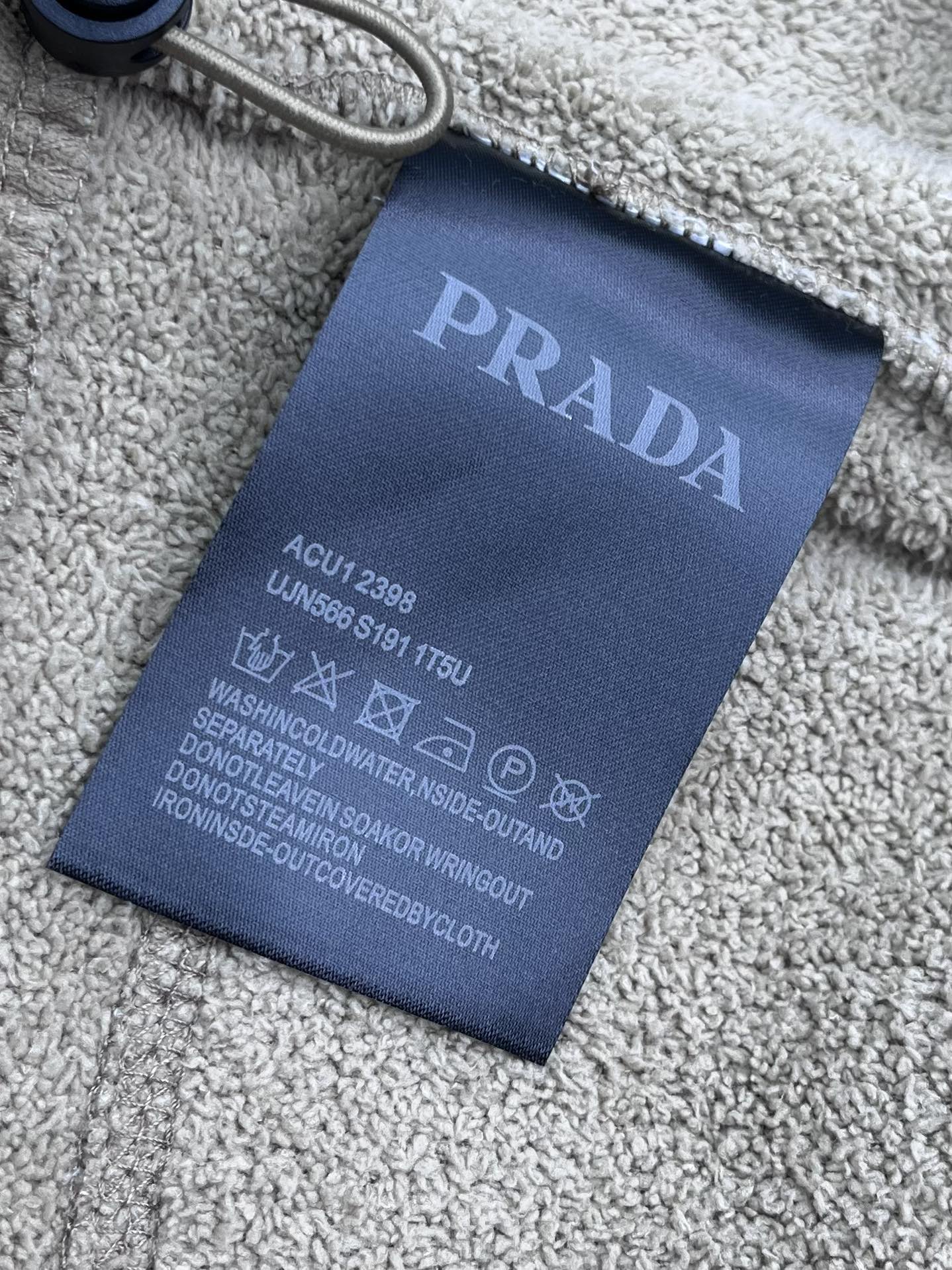 P660 Prada 🔥🔥🔥 outono e inverno novo conjunto de jaqueta de veludo cotelê cabeça homens e mulheres com o mesmo parágrafo retro cem combinando jaqueta de veludo cotelê listras verticais sênior tecido de veludo cotelê delicado e macio grau de extraordinário com temperamento de nostalgia literária retro de um produto único de charme de novidade da moda! A utilização dos elementos clássicos da marca LOGO no peito, o logótipo de metal decorado com enfeites para o logótipo clássico, desde o tecido principal até aos detalhes do processo, realçam a qualidade do artesanato do cliente japonês para a importação de tecido de bombazina de alta qualidade forrado com toque de veludo, textura macia e confortável com os vestígios do processo de lavagem é muito avançado, estilo visual retro e elegante, estilo de pintura tem um sabor de tom pertencente à alma da identidade da manifestação! Tamanho: M-XXL