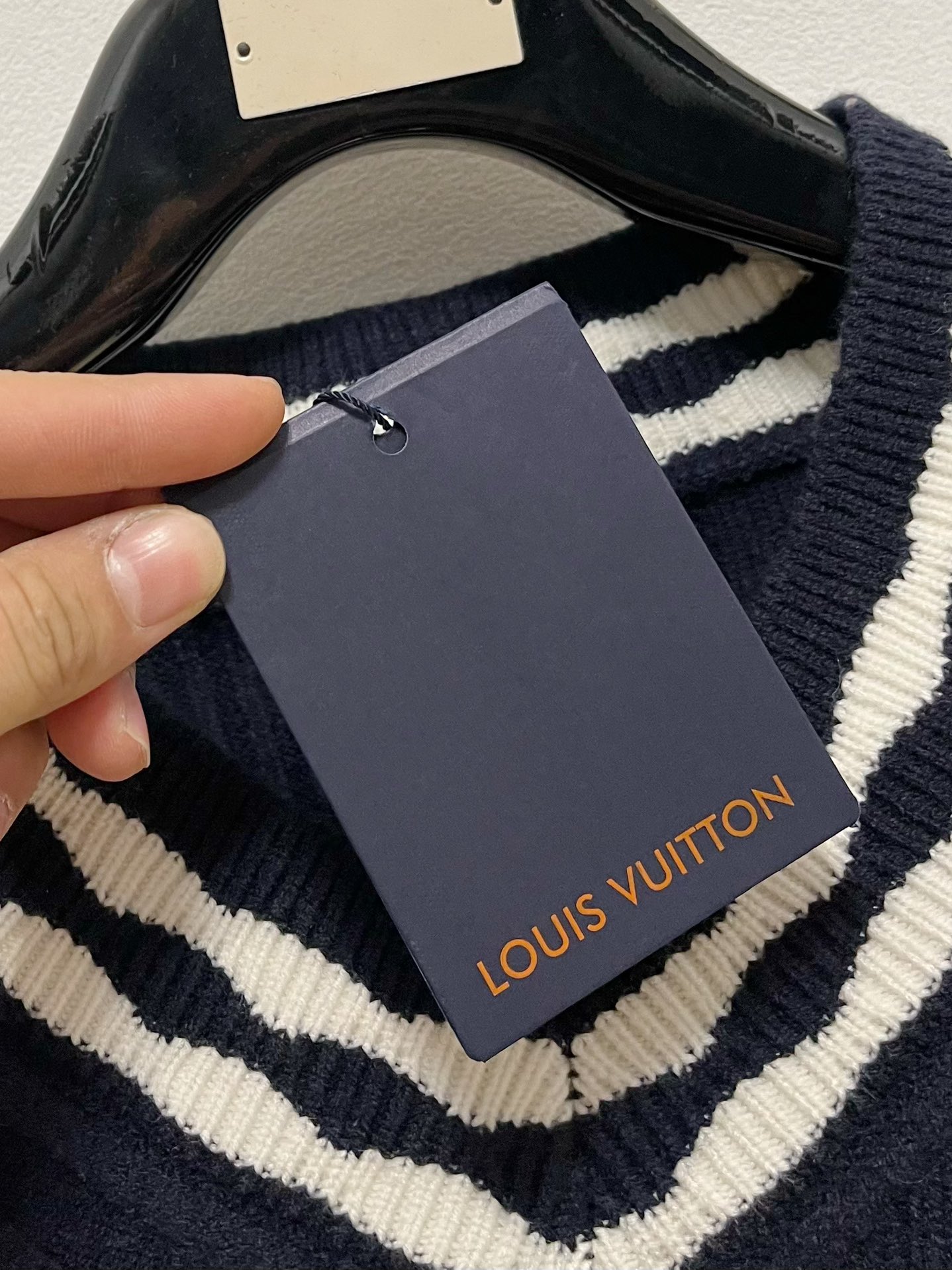 P720LouisVuitton Louis Vuitton outono/inverno 24Fw Unissexo de malha de alta gramagem com velo e logótipo a condizer! Design em croché com riscas do logótipoDesign clássico em croché com cores a condizer! Esta camisola é feita de lã 100% importada e 100% tricotada! O tecido é espesso, com uma certa sensação de peso próprio, textura macia e densa, perto da pele respirável, cor confortável, bonito e apelativo, o grau de explosão de padrões distintivos da moda pode definitivamente deixá-lo na multidão de pontos coloridos! O efeito no corpo é envelhecido e versátil ........................... .............................. ...❥❥∙Tamanho: M-2XL-Fábrica de alta qualidade