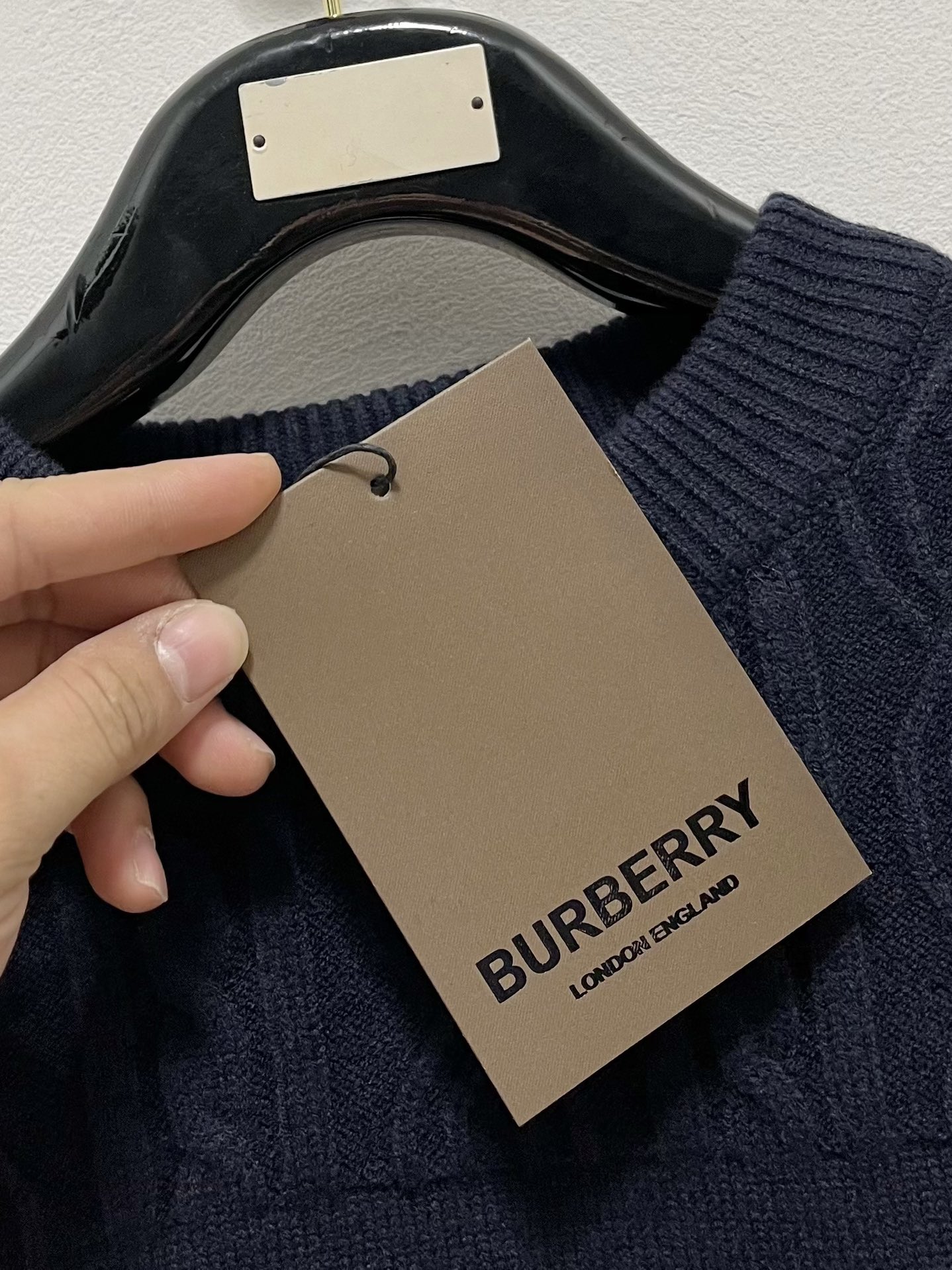 P740Burberry Burberry 24Fw Autumn/Winter Unisex High Gram Knit Fleece Matching Colour Logo Stripe Crafted Design ! Logo en crochet avec bande décorative Design en crochet de couleur assortie classique ! Ce pull est fabriqué en laine importée 100% tricotée ! Le tissu est épais avec un certain sens de l'auto-poids texture éponge douce et dense proche de l'usure peau respirante confortable couleur belle, accrocheur degré de mode d'explosion de motifs distinctifs peut certainement vous laisser dans la foule de points colorés ! L'effet sur le corps est vieillissant et polyvalent ........................... .............................. ...❥❥∙Size : M-2XL-High Faux Factory