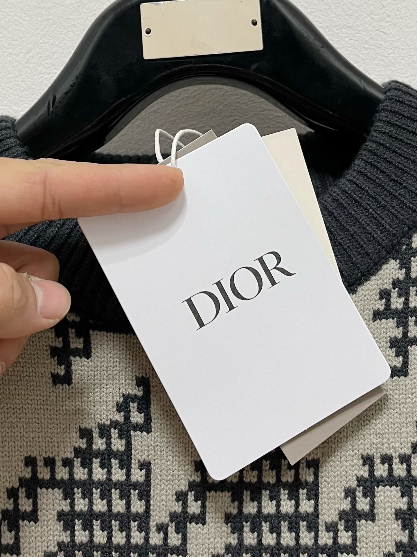 P720Dior Homme Dior Jiehao24Fw Otoño/Invierno Unisex Jersey de punto de lana de alto gramaje ¡Diseño de ribete con logotipo a rayas en color a juego! Diseño de ribete a rayas con logotipo de ganchillo ¡Diseño clásico de ganchillo en color a juego!¡Este jersey está confeccionado en lana de punto 100% importada!¡La tela se siente gruesa con una cierta sensación de auto-peso suave textura de rizo denso cerca de llevar la piel transpirable cómodo color hermoso, llamativo grado de moda estallido de patrones distintivos definitivamente puede dejar que en la multitud de puntos de color!¡A33 ajuste casual y diseño de corte!.............................. ..............................❥∙Talla: M-2XL