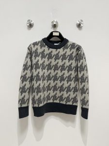 P720Dior Homme Dior Jiehao 24Fw Autumn/Winter Unisex High Gram Weight Knitted Fleece Matching Colour Logo Stripe Crafted Design！かぎ針編みのロゴストライプトリムデザイン クラシックなマッチングカラーのかぎ針編みデザイン！このジャンパーは輸入されたウール100％のニット製です！生地は、通気性の良い肌を快適に着用するために近い自重ソフト高密度テリーの質感の特定の感覚で厚い感じ、独特のパターンの爆発の美しい、目を引くファッショナブルな程度は間違いなくカラフルなポイントの群衆の中にあなたをさせることができます！上半身の効果は、年齢と汎用性があります.........................................................❥❥❥❥サイズ：M-2XL-ハイフェイクバッグ