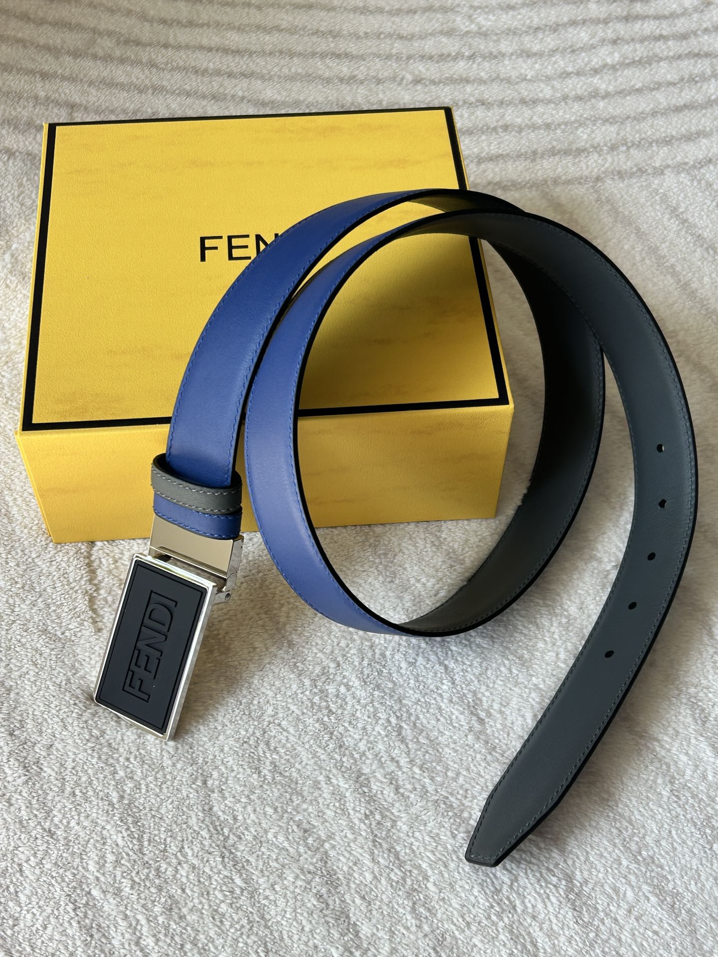 FENDI (Fendi) réplique avec la même ceinture réversible décontractée pour homme de 3,4 cm de largeur en cuir de veau bleu pleine fleur en cuir de vachette gris boucle pivotante à l'intérieur-High Faux Bags