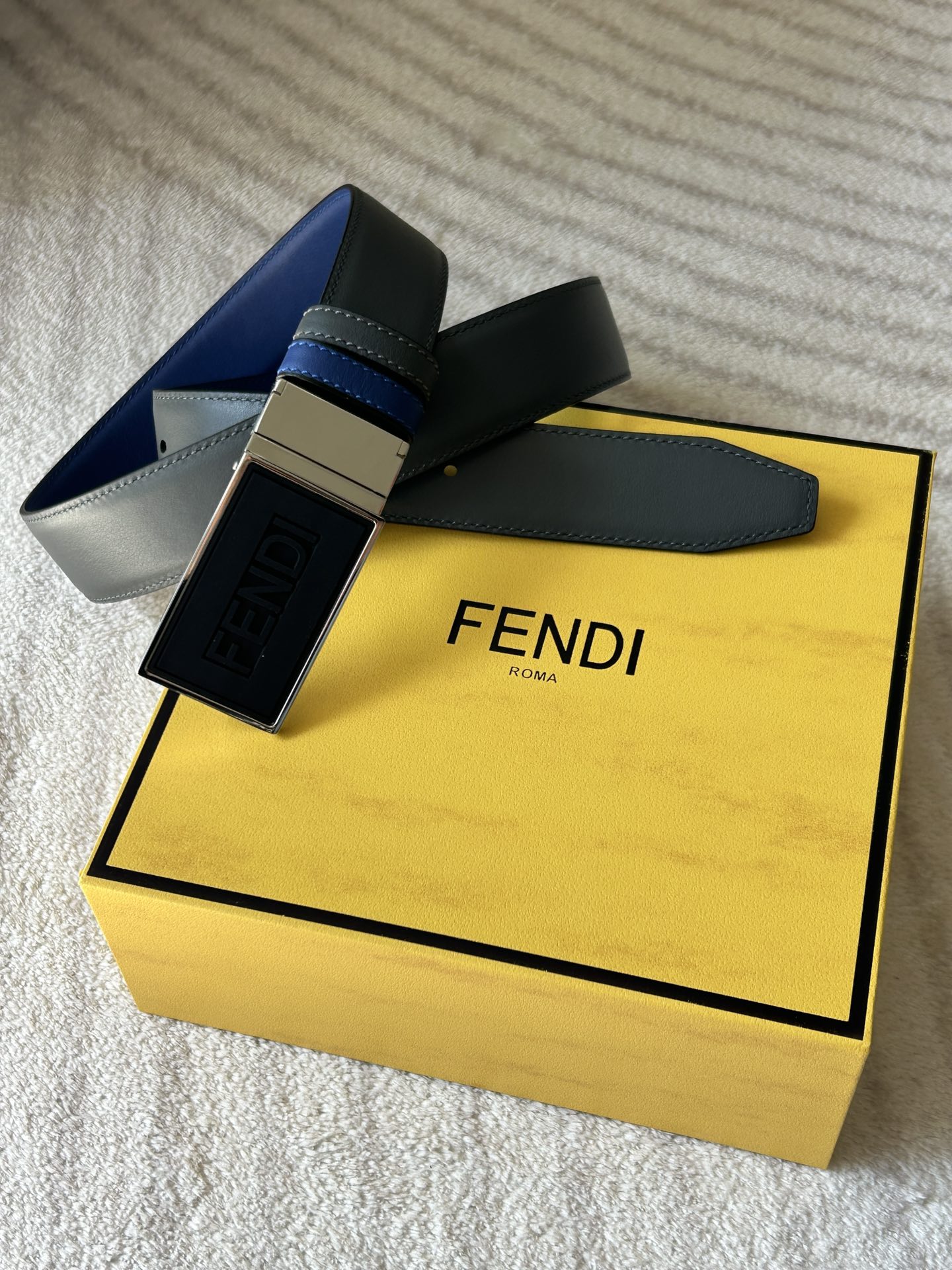 图片[7]-FENDI (芬迪) 专柜同款 男士休闲双面用腰带宽3.4cm 全粒面蓝色小牛皮制作内侧为灰色牛皮旋转五金搭扣-高仿包包