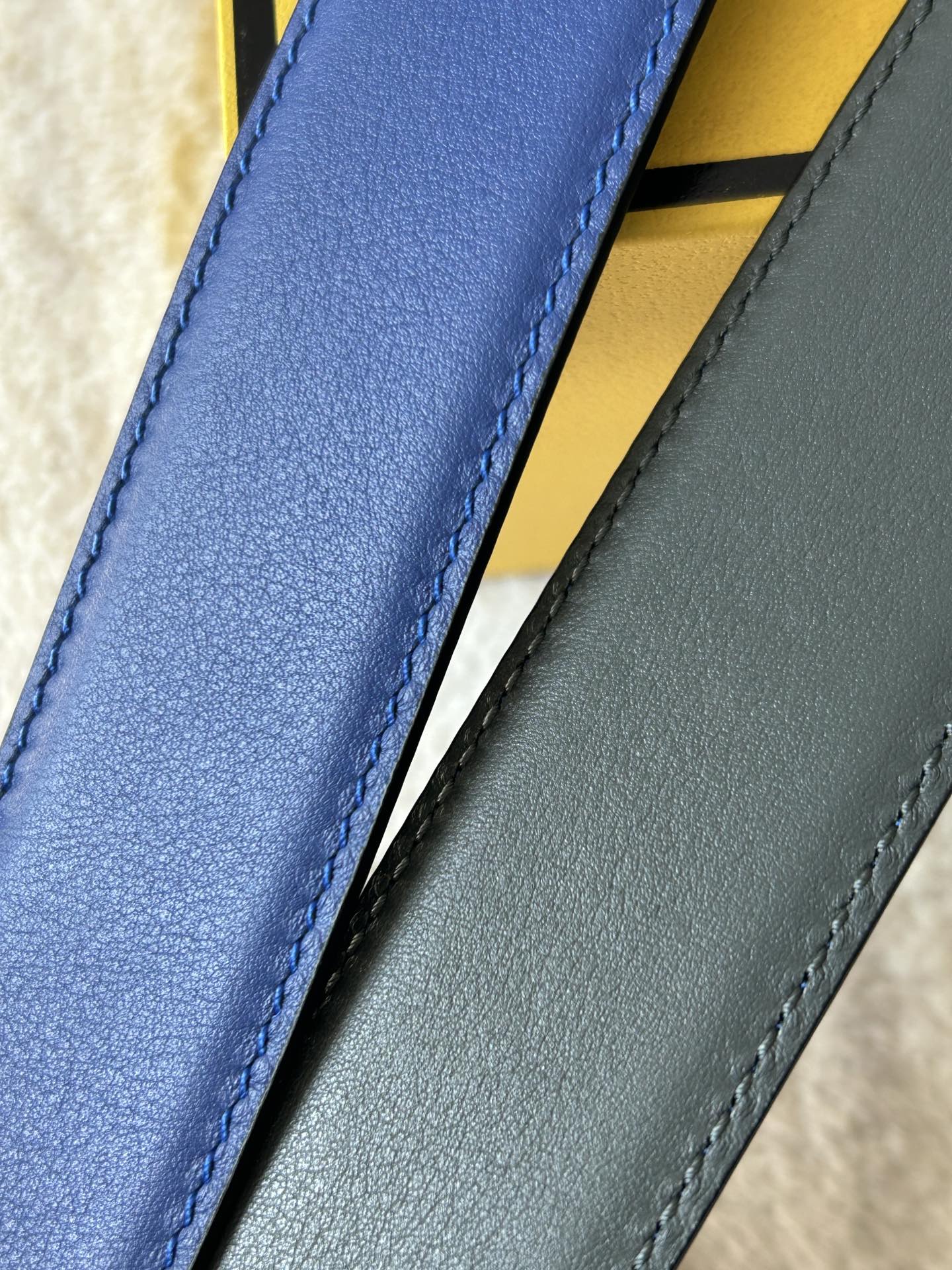 FENDI (Fendi) réplique avec la même ceinture réversible décontractée pour homme de 3,4 cm de largeur en cuir de veau bleu pleine fleur en cuir de vachette gris boucle pivotante à l'intérieur-High Faux Bags