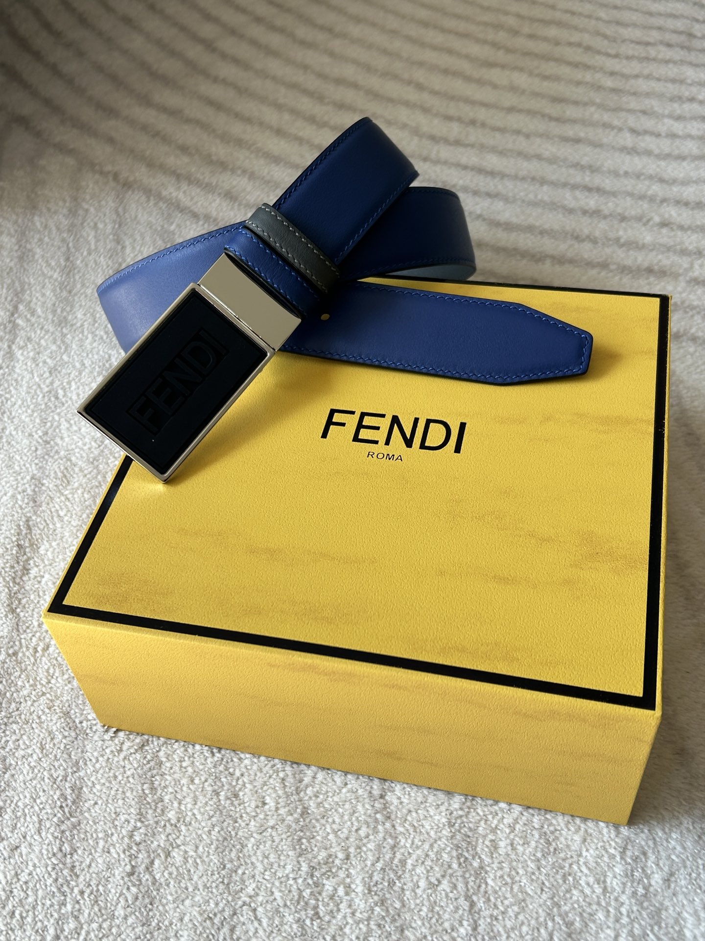 FENDI (Fendi) réplique avec la même ceinture réversible décontractée pour homme de 3,4 cm de largeur en cuir de veau bleu pleine fleur en cuir de vachette gris boucle pivotante à l'intérieur-High Faux Bags