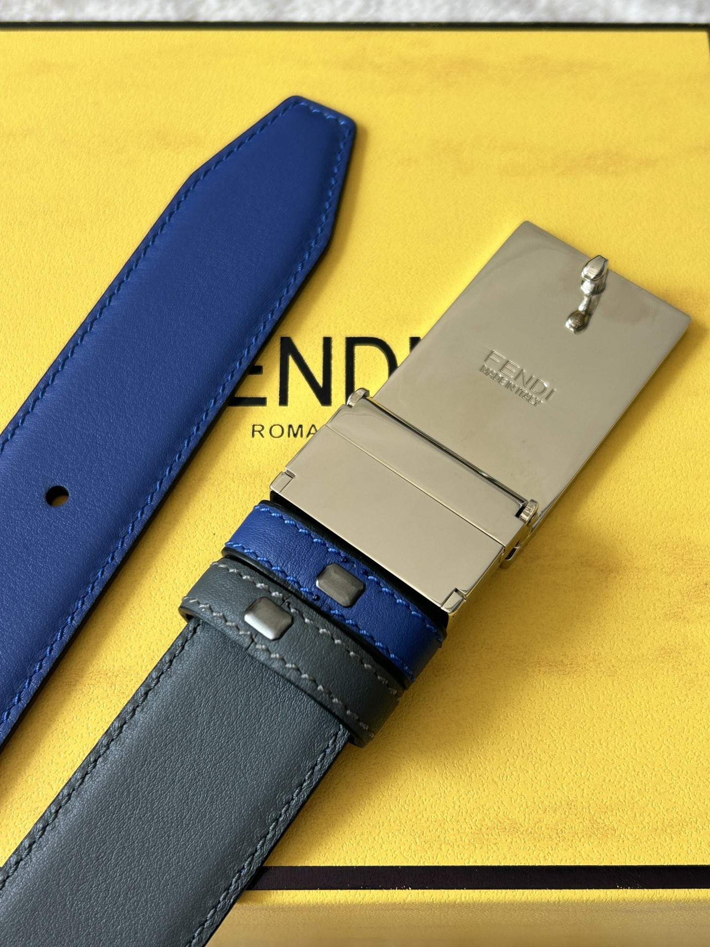 FENDI (Fendi) réplique avec la même ceinture réversible décontractée pour homme de 3,4 cm de largeur en cuir de veau bleu pleine fleur en cuir de vachette gris boucle pivotante à l'intérieur-High Faux Bags