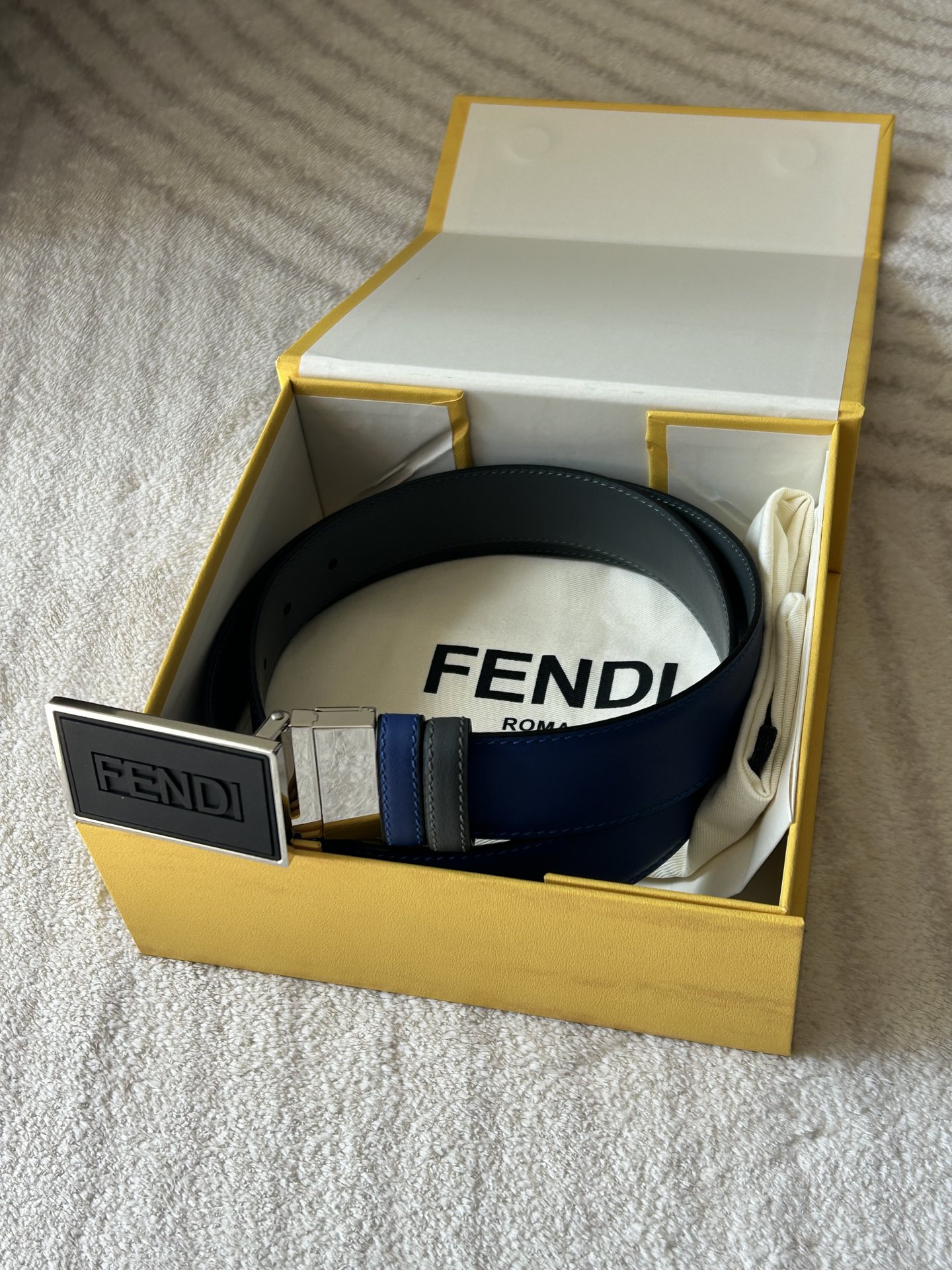 图片[5]-FENDI (芬迪) 专柜同款 男士休闲双面用腰带宽3.4cm 全粒面蓝色小牛皮制作内侧为灰色牛皮旋转五金搭扣-高仿包包