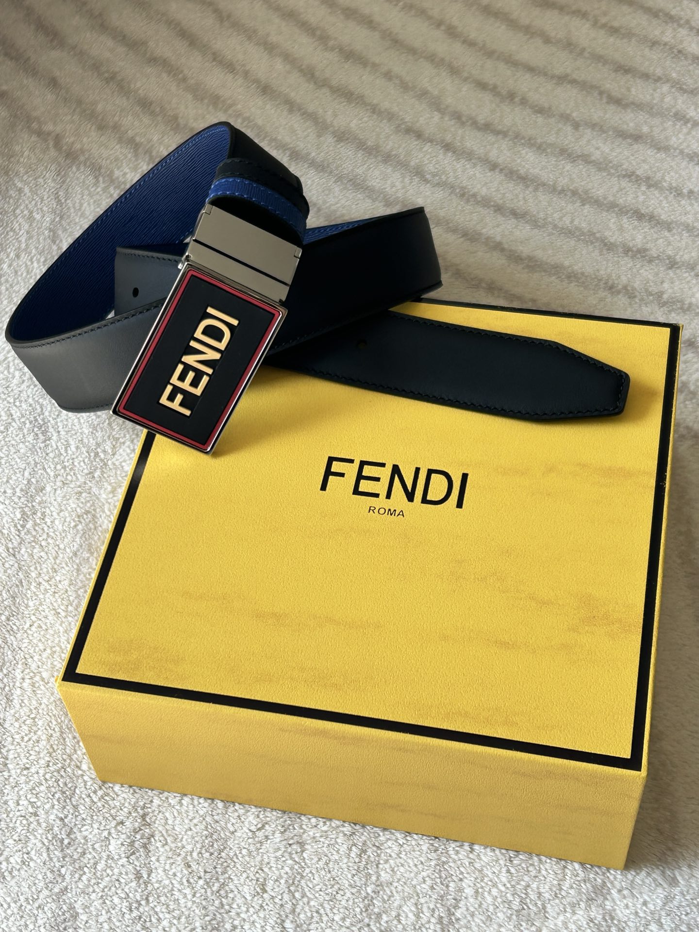 FENDI (Fendi) contre la même ceinture réversible décontractée pour hommes, d'une largeur de 3,4 cm. Un côté de la production en cuir de vachette jaune de haute qualité, l'intérieur de la boucle tournante en cuir de vachette lisse noir.