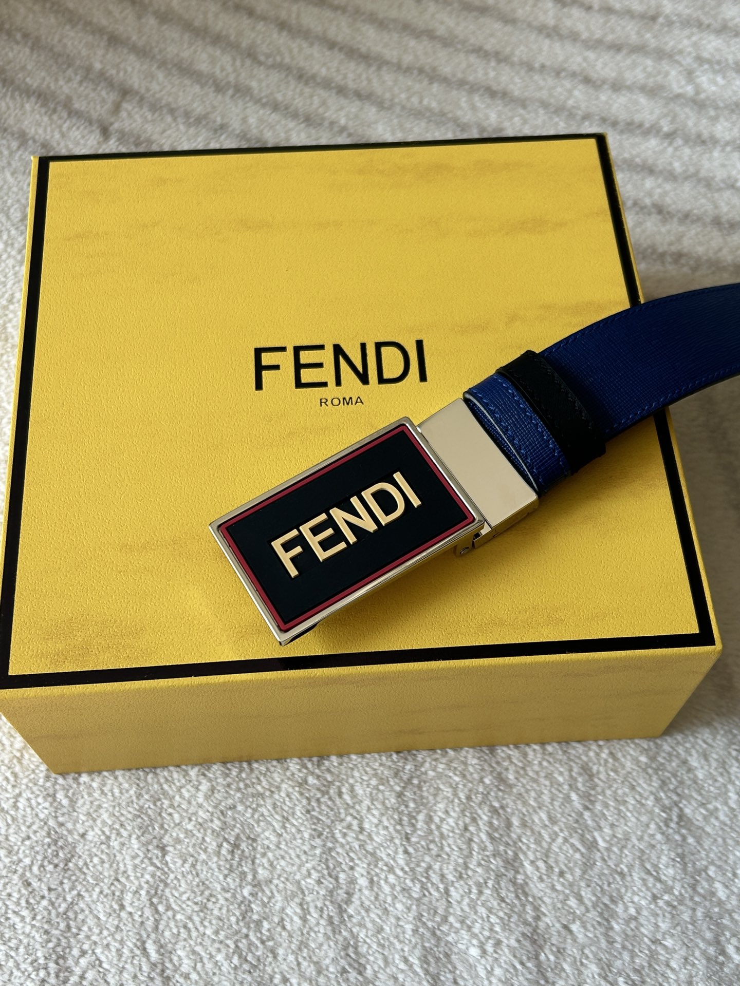 FENDI (Fendi) contre la même ceinture réversible décontractée pour hommes, d'une largeur de 3,4 cm. Un côté de la production en cuir de vachette jaune de haute qualité, l'intérieur de la boucle tournante en cuir de vachette lisse noir.