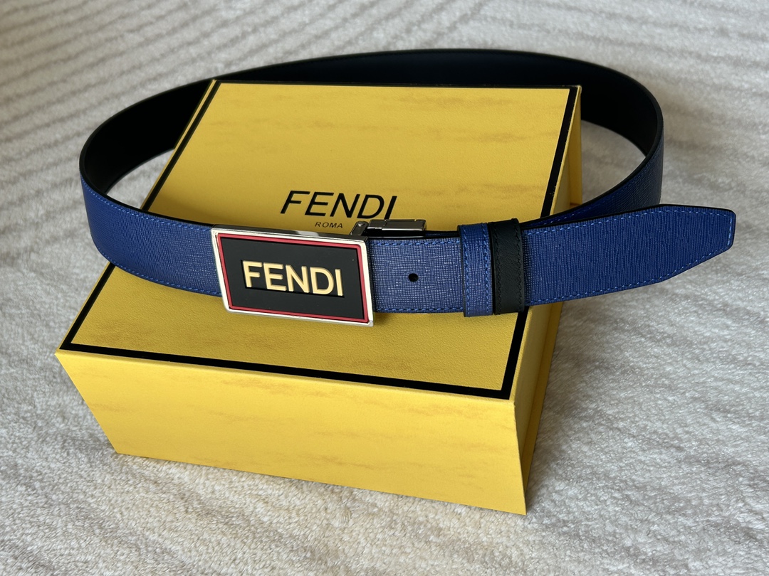 FENDI (Fendi) contre la même ceinture réversible décontractée pour hommes, d'une largeur de 3,4 cm. Un côté de la production en cuir de vachette jaune de haute qualité, l'intérieur de la boucle tournante en cuir de vachette lisse noir.