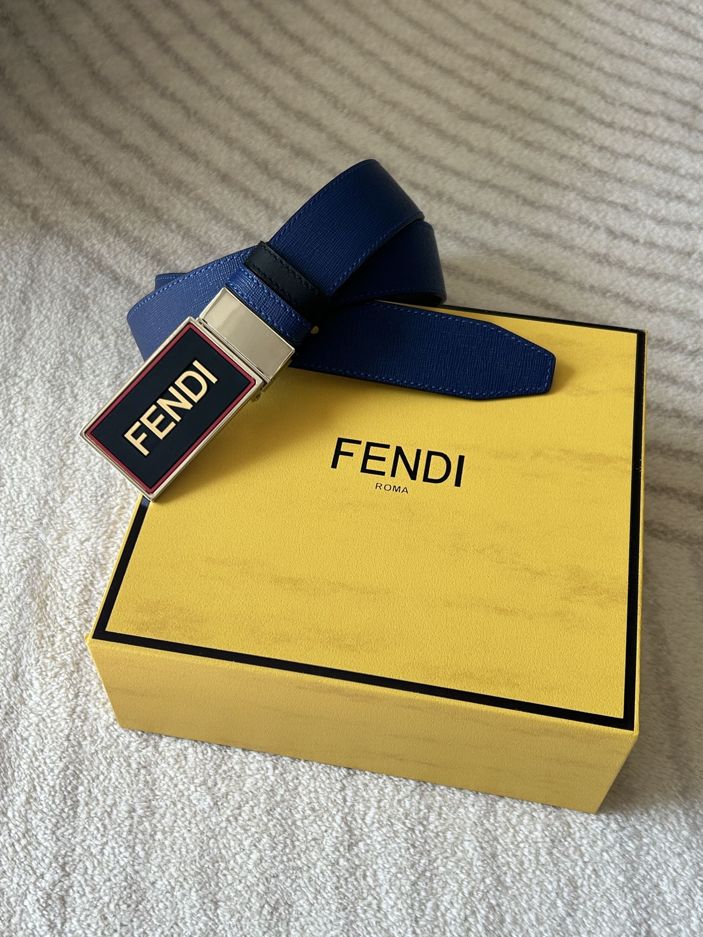 FENDI (Fendi) contre la même ceinture réversible décontractée pour hommes, d'une largeur de 3,4 cm. Un côté de la production en cuir de vachette jaune de haute qualité, l'intérieur de la boucle tournante en cuir de vachette lisse noir.