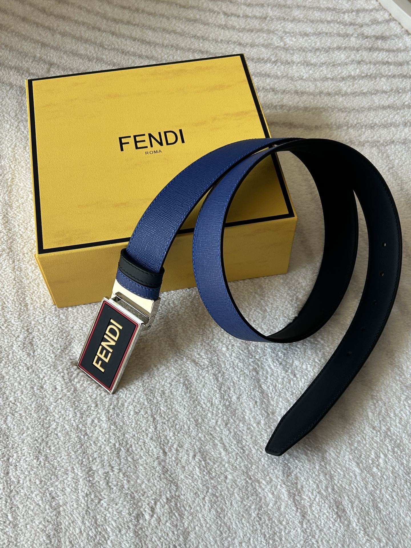 FENDI (Fendi) contre la même ceinture réversible décontractée pour hommes, d'une largeur de 3,4 cm. Un côté de la production en cuir de vachette jaune de haute qualité, l'intérieur de la boucle tournante en cuir de vachette lisse noir.