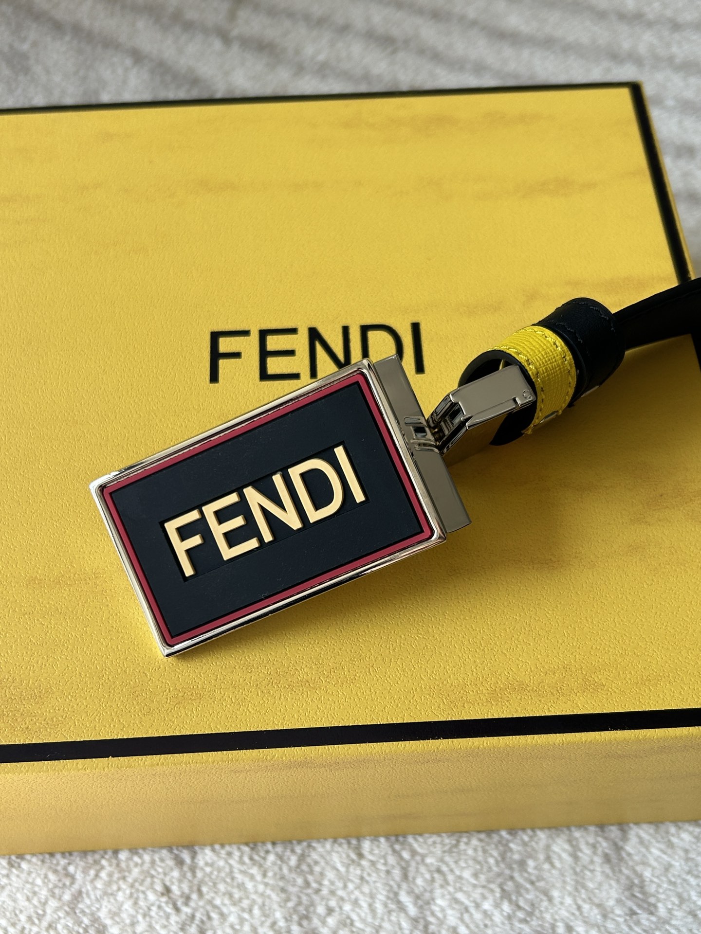 图片[9]-FENDI (芬迪) 专柜同款 男士休闲双面用腰带宽3.4cm 一面高级黄色牛皮制作内侧黑色光滑牛皮旋转五金搭扣-高仿包包