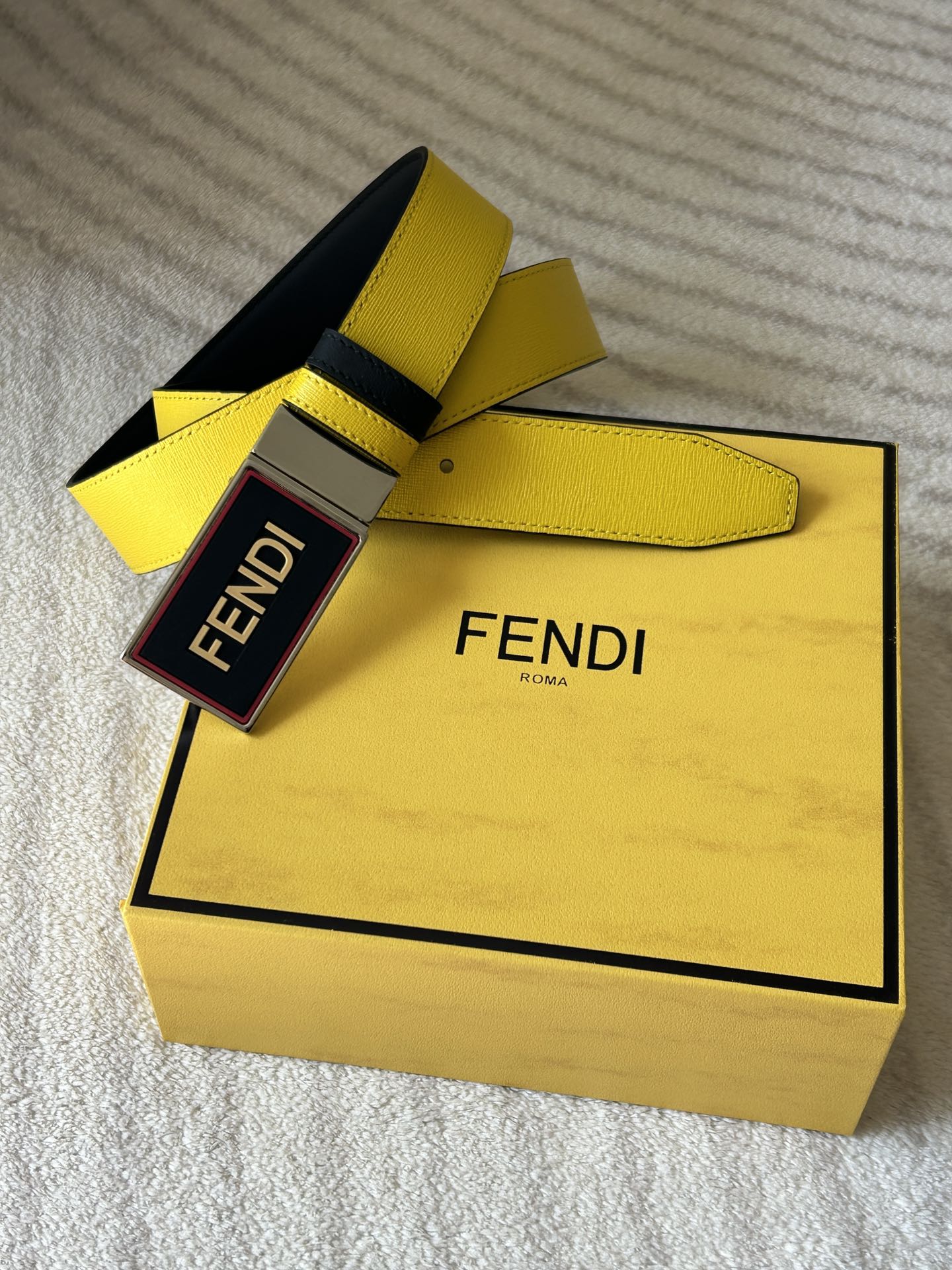 FENDI (Fendi) contre la même ceinture réversible décontractée pour hommes, d'une largeur de 3,4 cm. Un côté de la production en cuir de vachette jaune de haute qualité, l'intérieur de la boucle tournante en cuir de vachette lisse noir.