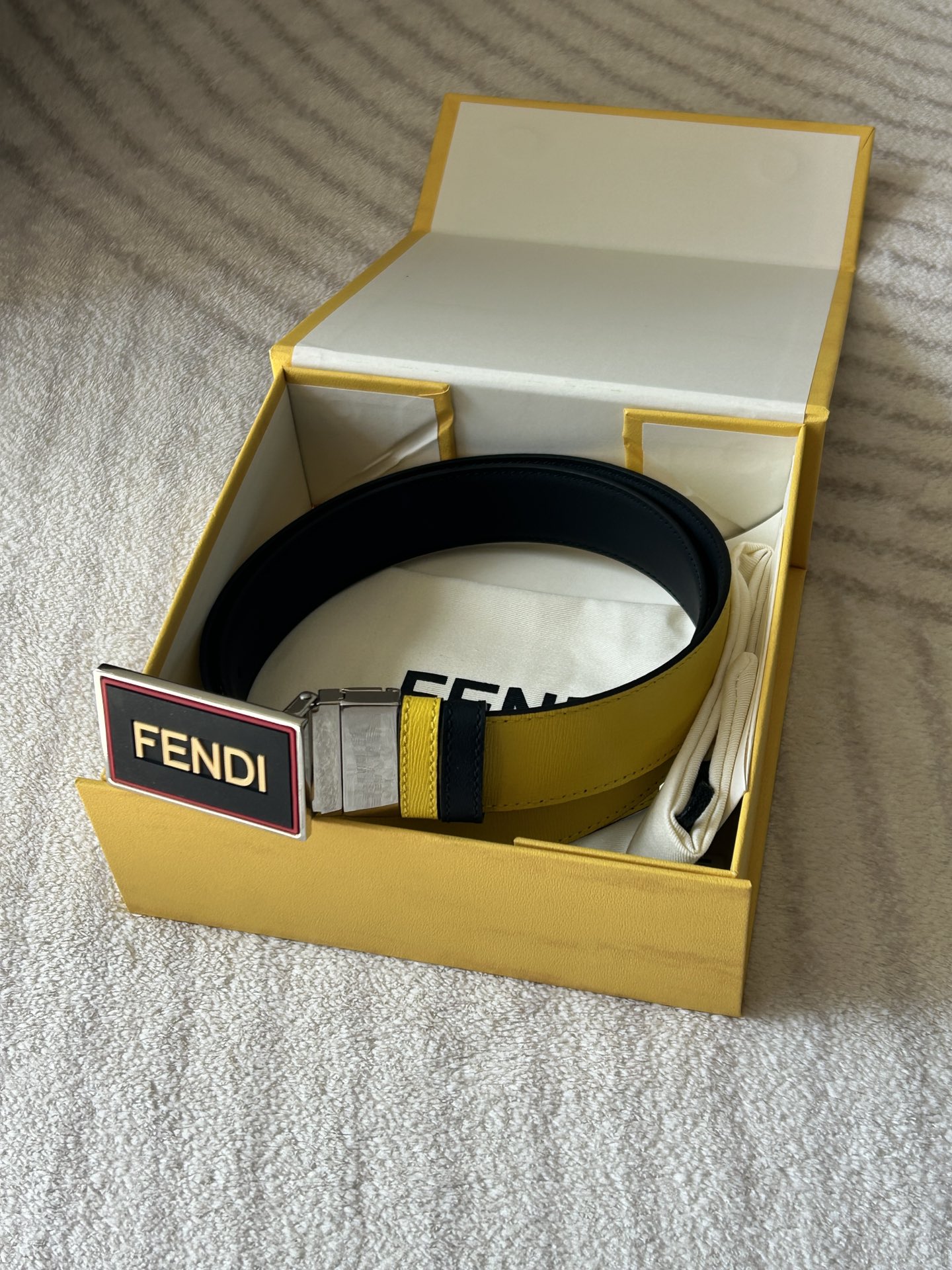 FENDI (Fendi) contre la même ceinture réversible décontractée pour hommes, d'une largeur de 3,4 cm. Un côté de la production en cuir de vachette jaune de haute qualité, l'intérieur de la boucle tournante en cuir de vachette lisse noir.