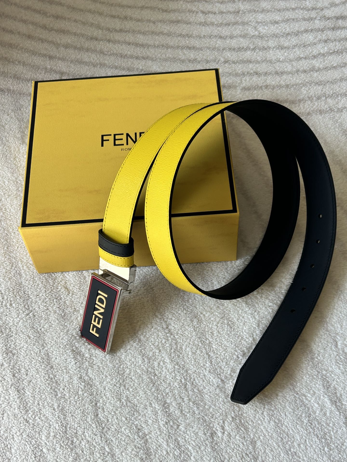 FENDI (Fendi) contre la même ceinture réversible décontractée pour hommes, d'une largeur de 3,4 cm. Un côté de la production en cuir de vachette jaune de haute qualité, l'intérieur de la boucle tournante en cuir de vachette lisse noir.