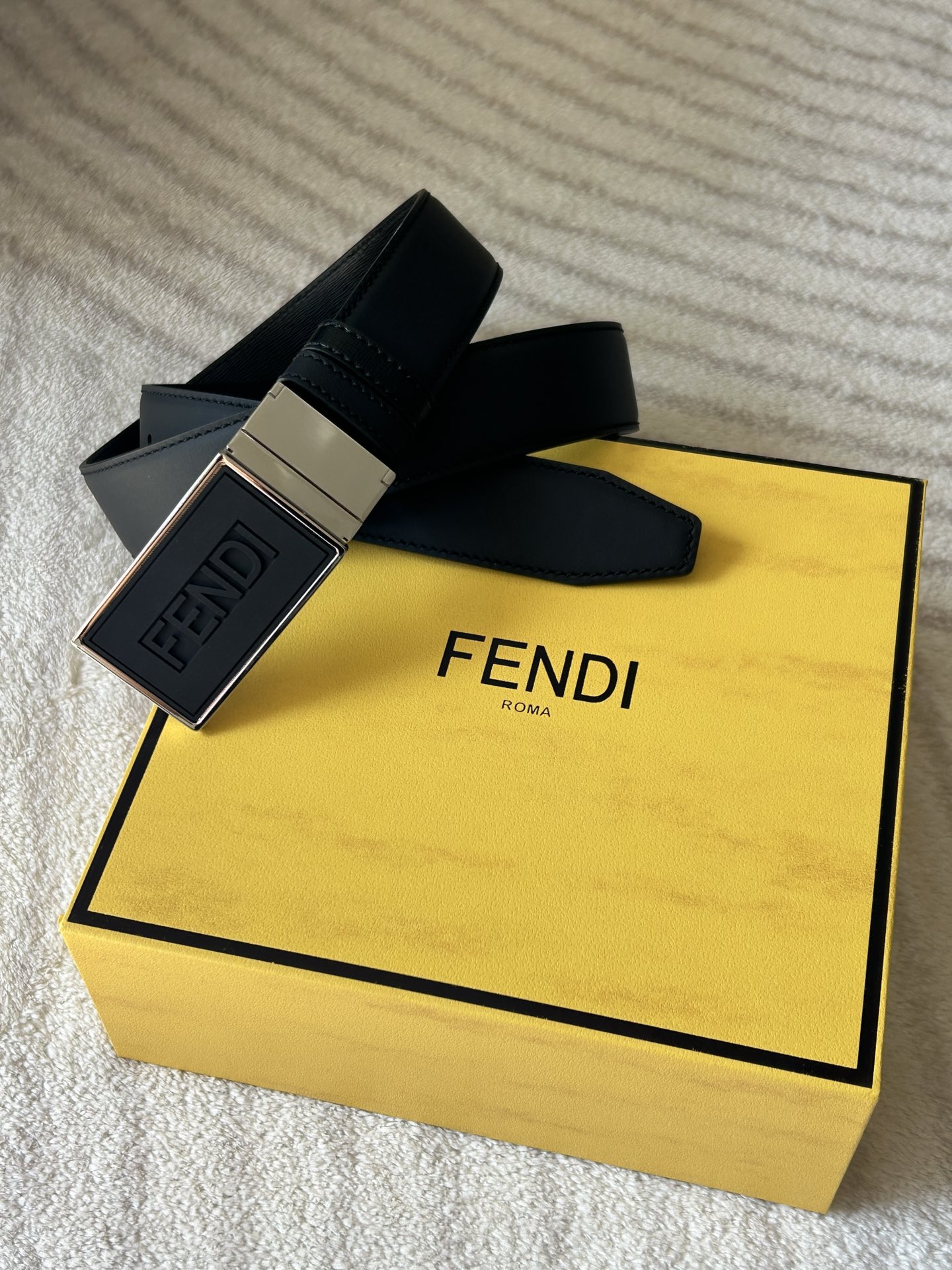 Imagem [7]-FENDI (Fendi) com o mesmo cinto casual reversível para homem com uma largura de 3,4 cm de um lado do cinto de couro de vaca preto sénior feito de couro de vaca preto liso com fivela de hardware giratória no interior - malas de alta costura