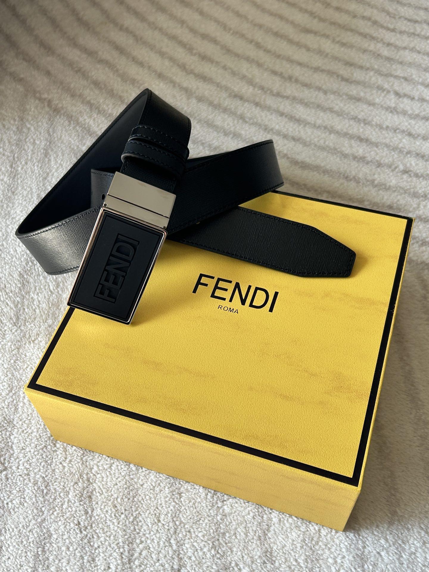 A FENDI (Fendi) apresenta o mesmo cinto casual reversível para homem com uma largura de 3,4 cm de um lado da produção de pele de vaca amarela de alta qualidade do lado interior da fivela de hardware rotativa de pele de vaca preta lisa