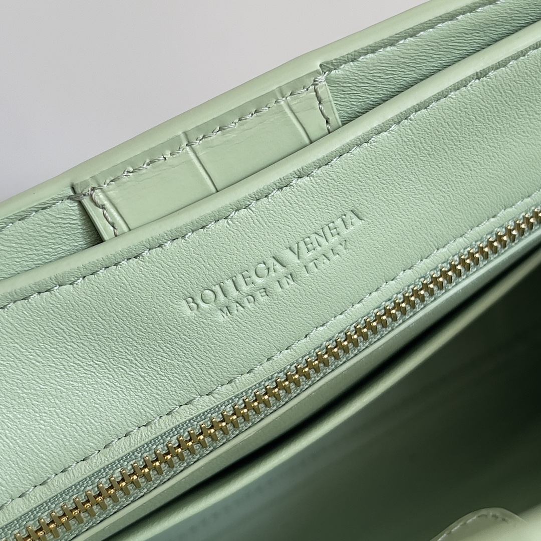 BOTTEGA VENETA new ladies crocodile ANDIAMO la! Eight buckle as bv family's classic models every innovation will bring fans a different surprise 3 kinds of back with different makeup crocodile leather is known as the gold of the leather to the top of the luxury rare and known in the process of using the crocodile leather luster will not fade with the time of the decommissioning, dull no matter how long time is used is still everlasting and because of each crocodile leather is different from the crocodile skin bag made out of the effect of the effect is different! differentModel No.: 777614Size: 22*9*15.5cm