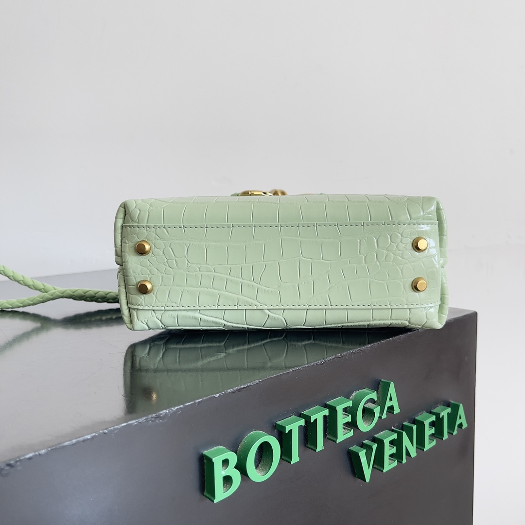 BOTTEGA VENETA new ladies crocodile ANDIAMO la! Eight buckle as bv family's classic models every innovation will bring fans a different surprise 3 kinds of back with different makeup crocodile leather is known as the gold of the leather to the top of the luxury rare and known in the process of using the crocodile leather luster will not fade with the time of the decommissioning, dull no matter how long time is used is still everlasting and because of each crocodile leather is different from the crocodile skin bag made out of the effect of the effect is different! differentModel No.: 777614Size: 22*9*15.5cm