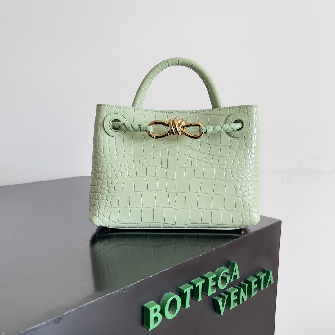 BOTTEGA VENETA new ladies crocodile ANDIAMO la! Eight buckle as bv family's classic models every innovation will bring fans a different surprise 3 kinds of back with different makeup crocodile leather is known as the gold of the leather to the top of the luxury rare and known in the process of using the crocodile leather luster will not fade with the time of the decommissioning, dull no matter how long time is used is still everlasting and because of each crocodile leather is different from the crocodile skin bag made out of the effect of the effect is different! differentModel No.: 777614Size: 22*9*15.5cm