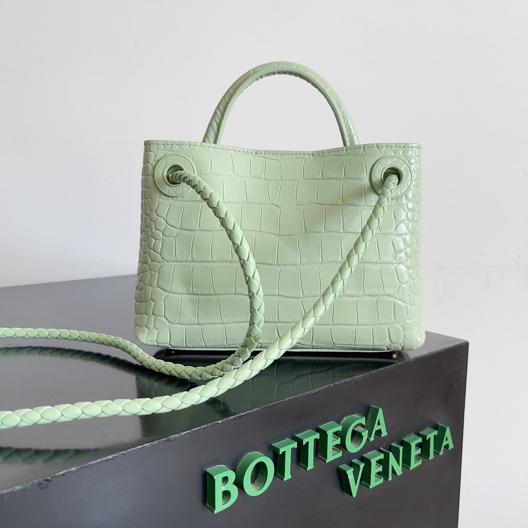 BOTTEGA VENETA new ladies crocodile ANDIAMO la! Eight buckle as bv family's classic models every innovation will bring fans a different surprise 3 kinds of back with different makeup crocodile leather is known as the gold of the leather to the top of the luxury rare and known in the process of using the crocodile leather luster will not fade with the time of the decommissioning, dull no matter how long time is used is still everlasting and because of each crocodile leather is different from the crocodile skin bag made out of the effect of the effect is different! differentModel No.: 777614Size: 22*9*15.5cm