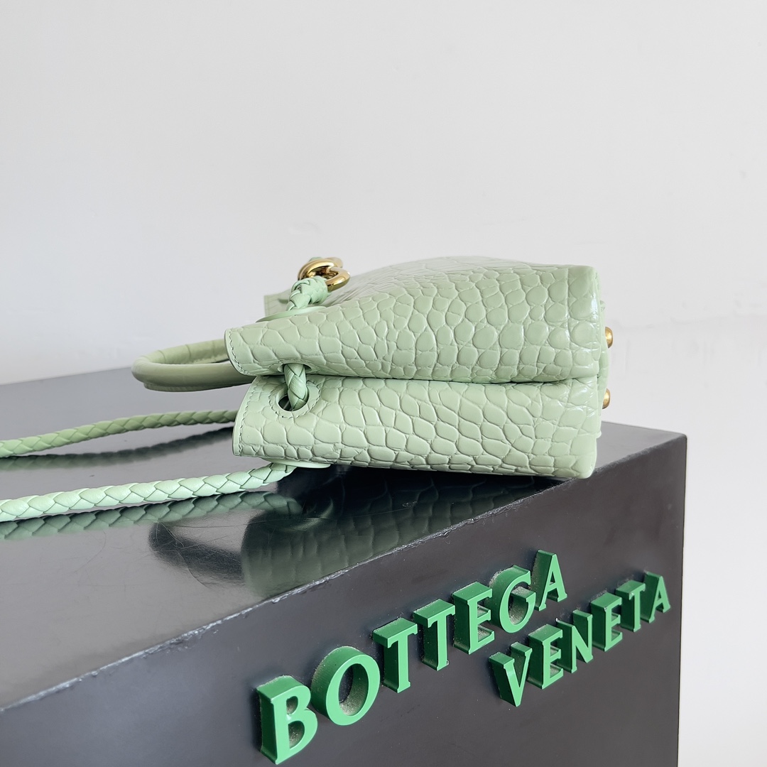 图片[2]-BOTTEGA VENETA 女士 鳄鱼皮ANDIAMO啦！！！八字扣作为bv家的经典款每次的创新都给粉丝们带来不一样的惊喜3种背法搭配不一样的妆容鳄鱼皮堪称皮革中的黄金以顶级奢华稀有而著称在使用的过程中鳄鱼皮的光泽不会随着时间的退役而消逝、黯淡 无论用多久时间依旧历久弥新而且因为每张鳄鱼皮的不同每个鳄鱼皮包包做出来的效果都不一样
款号：777614
尺寸：22*9*15.5cm-高仿包包