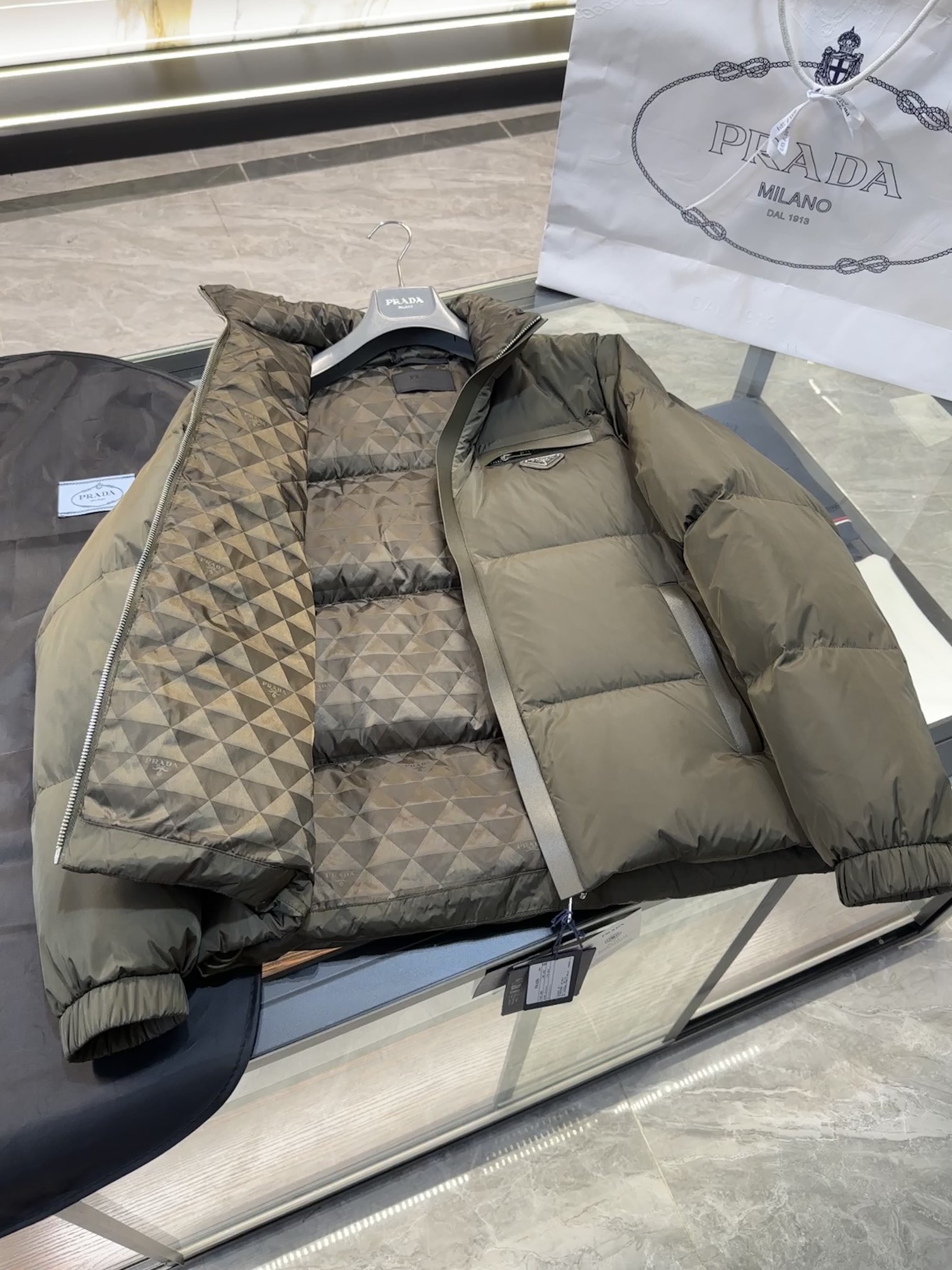 Image [6]-P1320 Prada Re-Nylon recycled nylon down jacket. Leather trim.2024 New jacquard interior. More details. -High-quality handbags