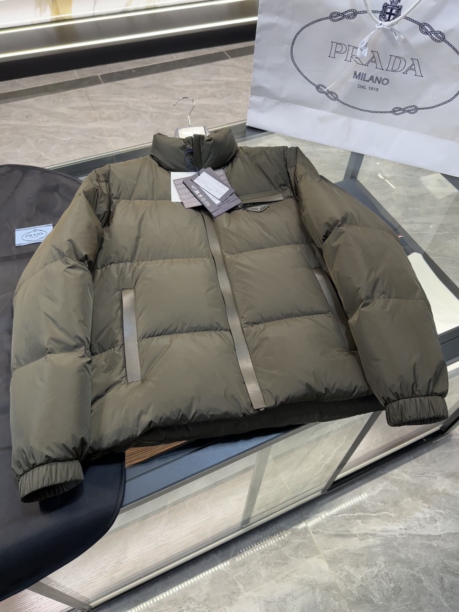 P1320 Prada Re-Nylon recycled nylon down jacket. Leather trim.2024 new jacquard interior. More details. High-quality bags