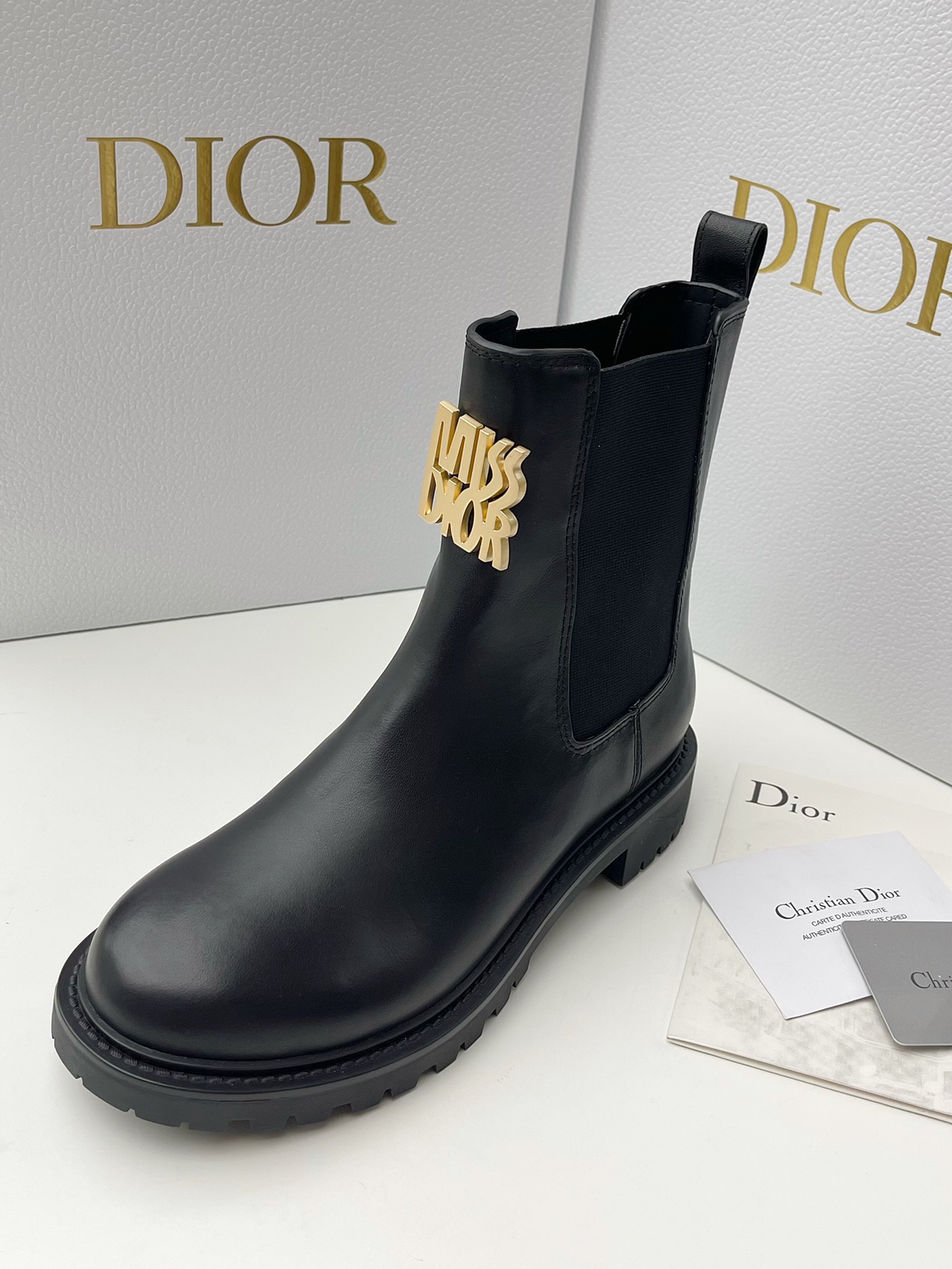 DR24 novas botas de senhora! Botas curtas Chelsea duradouras Design atmosférico simples com metal dourado MISSDIOR Super bonito feito de pele de vaca macia para criar um estilo de moda casual e elegante A sola do sapato está decorada com o símbolo da estrela da sorte Christian ⭐️! Cor: preto, branco Medidas: 35-40 (41 por medida não reembolsável) P960-Sacos altos