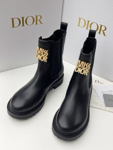 DR24 novas botas de senhora! Botas curtas Chelsea duradouras Design atmosférico simples com metal dourado MISSDIOR Super bonito feito de pele de vaca macia para criar um estilo de moda casual e elegante A sola do sapato está decorada com o símbolo da estrela da sorte Christian ⭐️! Cor: preto, branco Medidas: 35-40 (41 por medida não reembolsável) P960-Sacos altos