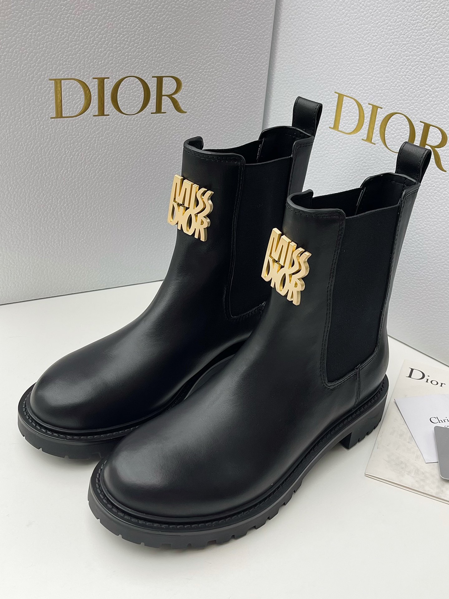 DR24 novas botas de senhora! Botas curtas Chelsea duradouras Design atmosférico simples com metal dourado MISSDIOR Super bonito feito de pele de vaca macia para criar um estilo de moda casual e elegante A sola do sapato está decorada com o símbolo da estrela da sorte Christian ⭐️! Cor: preto, branco Medidas: 35-40 (41 por medida não reembolsável) P960-Sacos altos