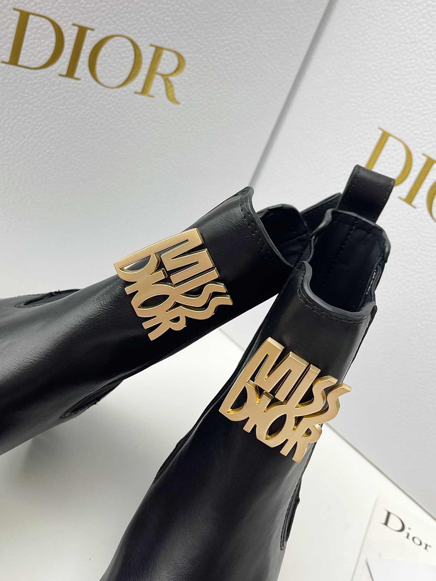 DR24 novas botas de senhora! Botas curtas Chelsea duradouras Design atmosférico simples com metal dourado MISSDIOR Super bonito feito de pele de vaca macia para criar um estilo de moda casual e elegante A sola do sapato está decorada com o símbolo da estrela da sorte Christian ⭐️! Cor: preto, branco Medidas: 35-40 (41 por medida não reembolsável) P960-Sacos altos